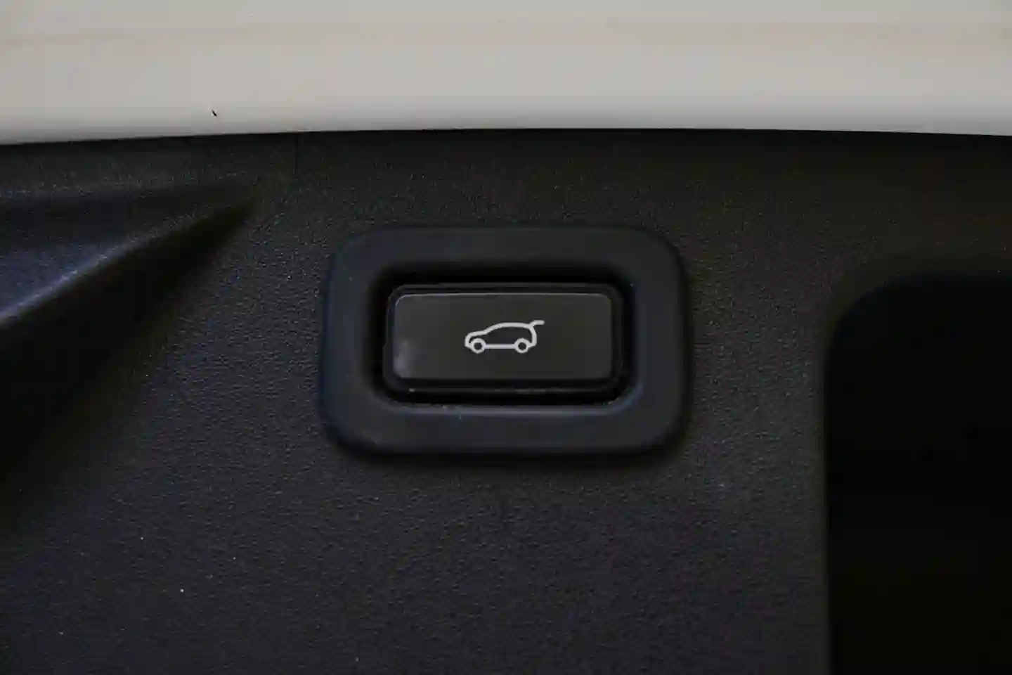 Car Image - 3HSpg8HLIiQh6kSnaHYRe7