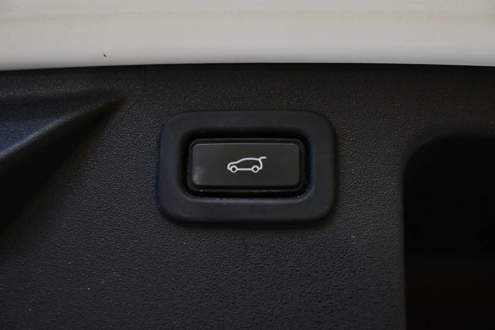 Car Image - 3HSpg8HLIiQh6kSnaHYRe7