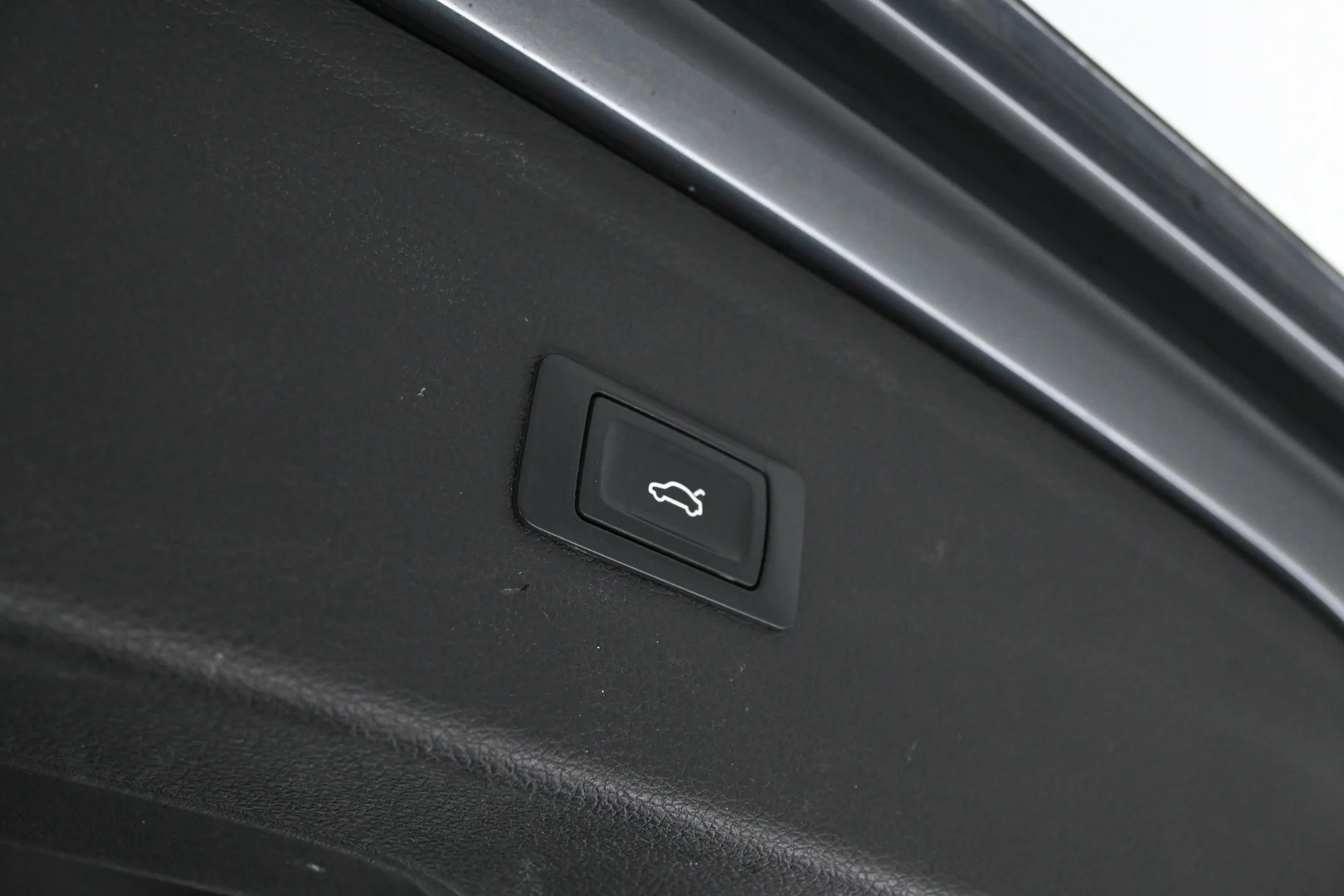 Car Image - JchVWG8fCsDUmIMJ4pog0