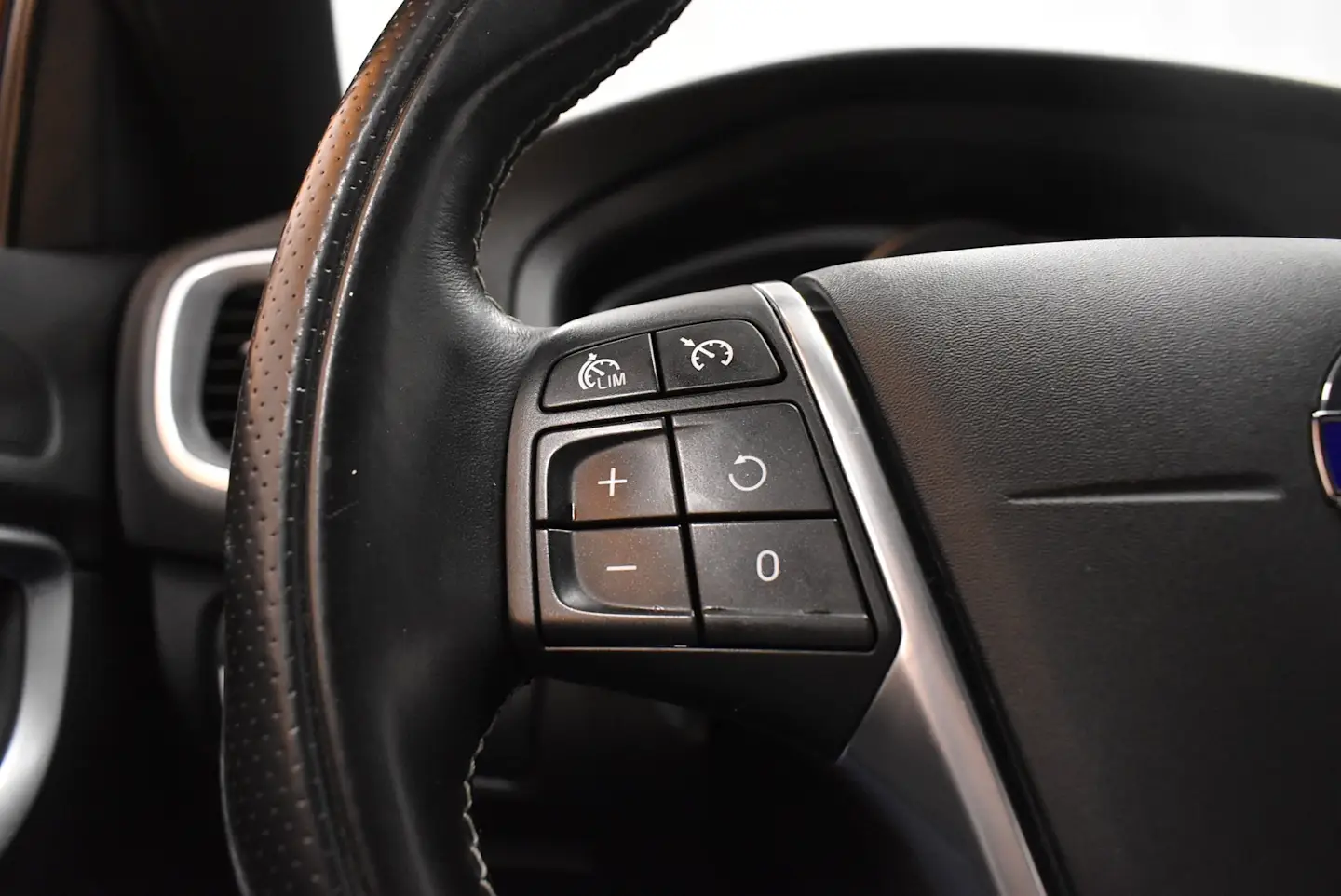 Car Image - cry0XoROoT7OsgQas8mGt