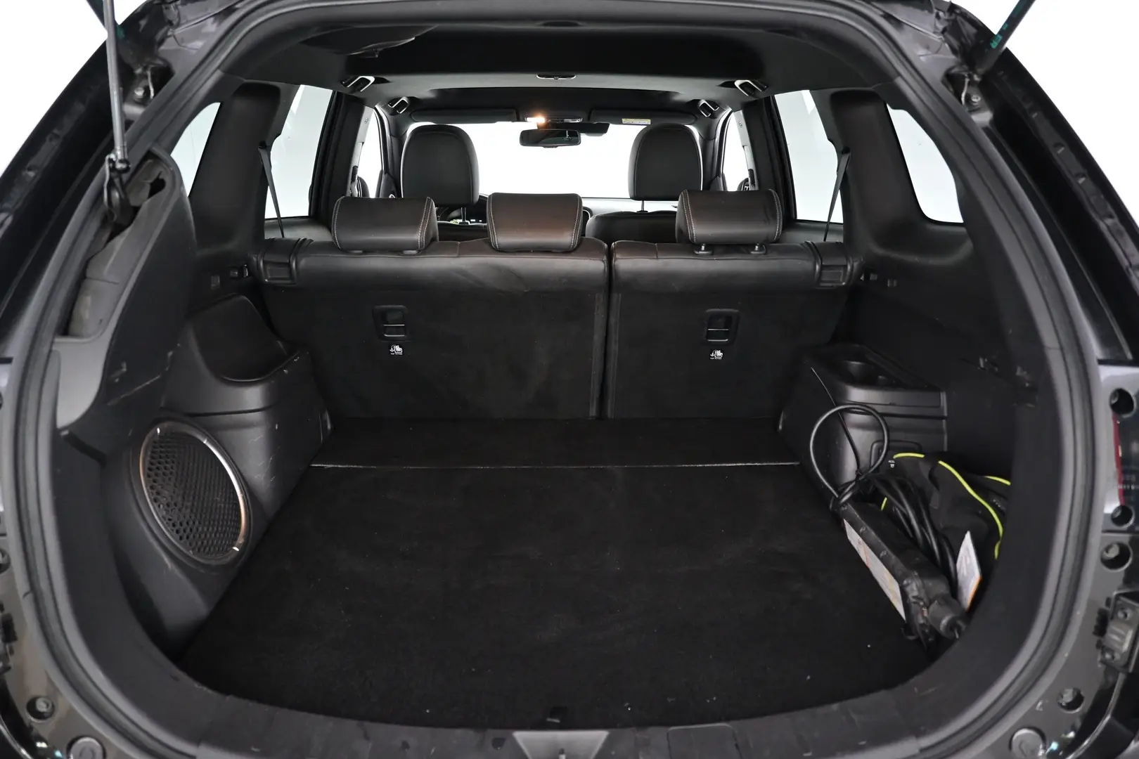 Car Image - 6tWU7S8DeqnNdLuAu69yJM