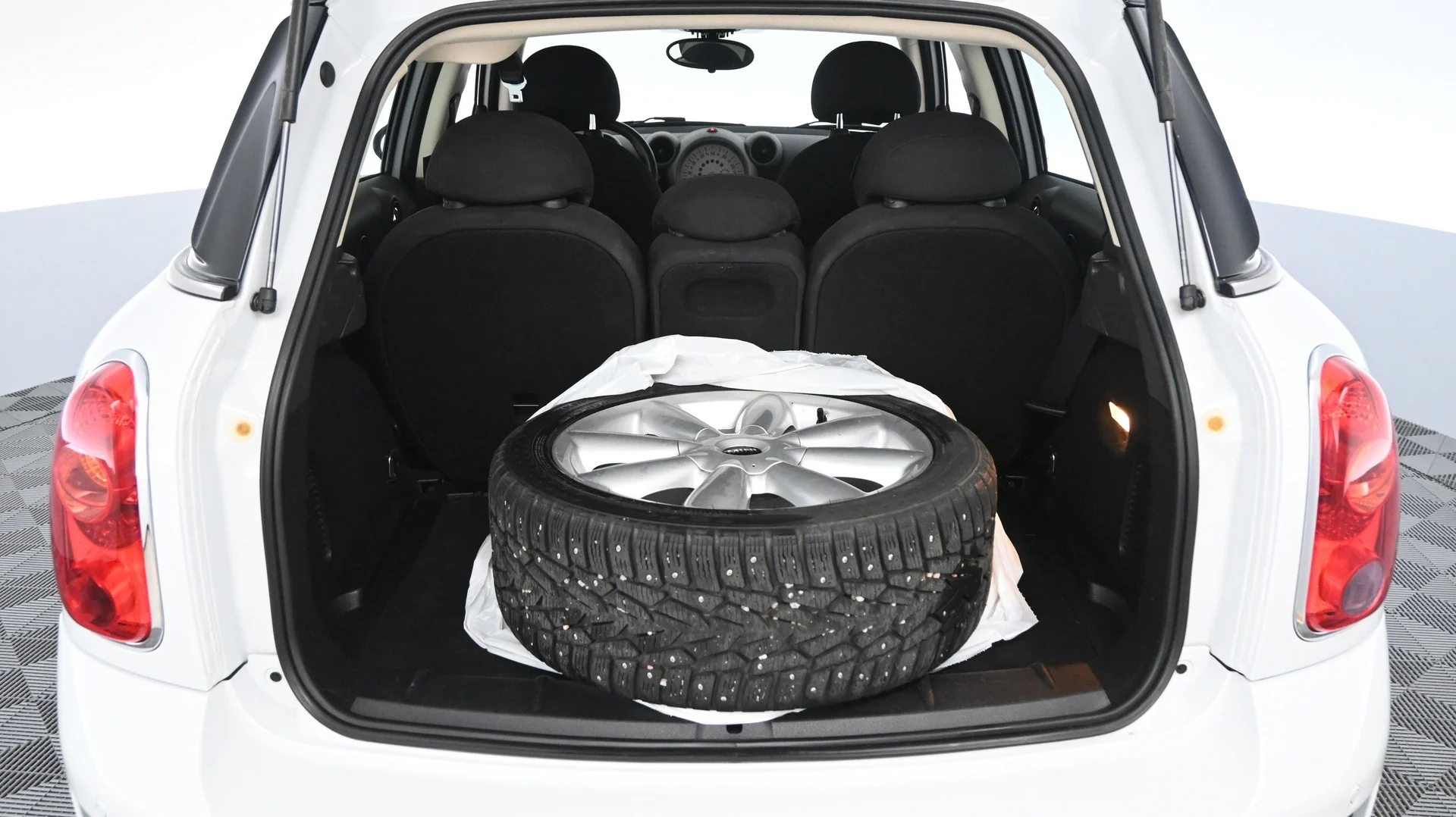 Car Image - 7L4JUNeMY1B3FzBmq14IlO