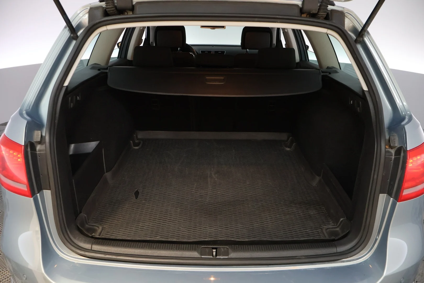 Car Image - 2wQM8zPH1M8Nhjryg4pIwE