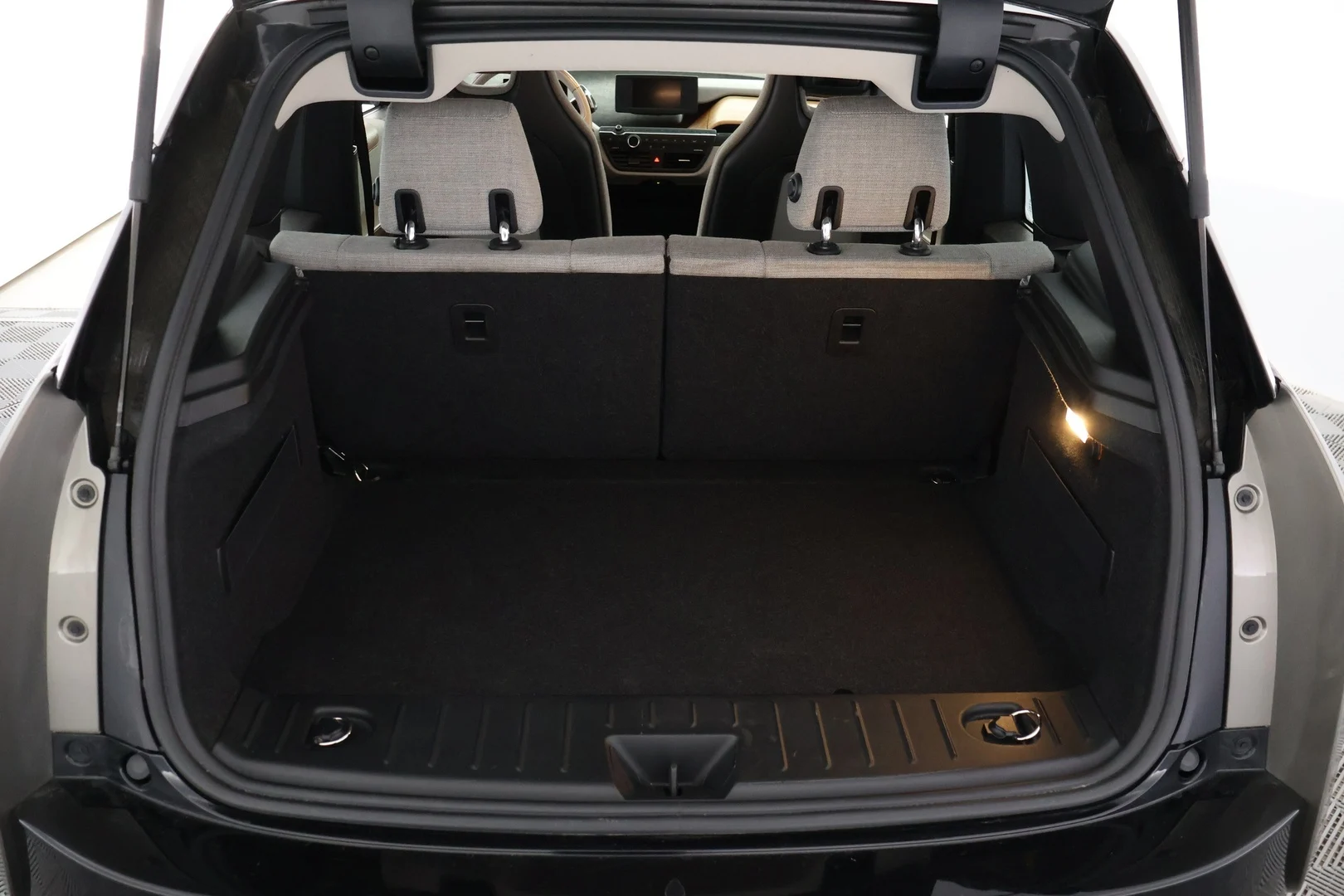 Car Image - 4f7OzMoBCvlURJXeDaxDHI