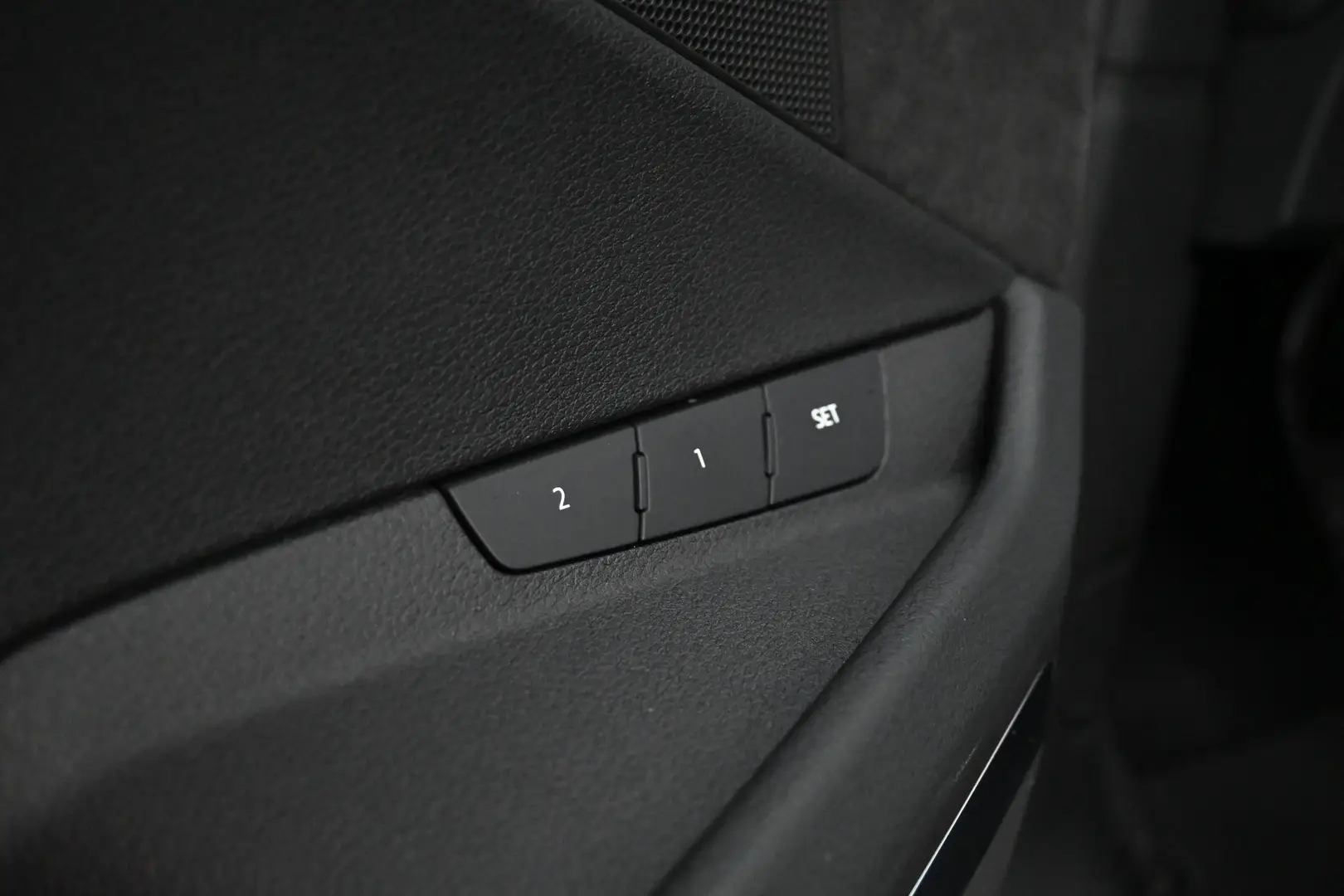 Car Image - 6E8VGmBzF9pgoyVEpYvRcu