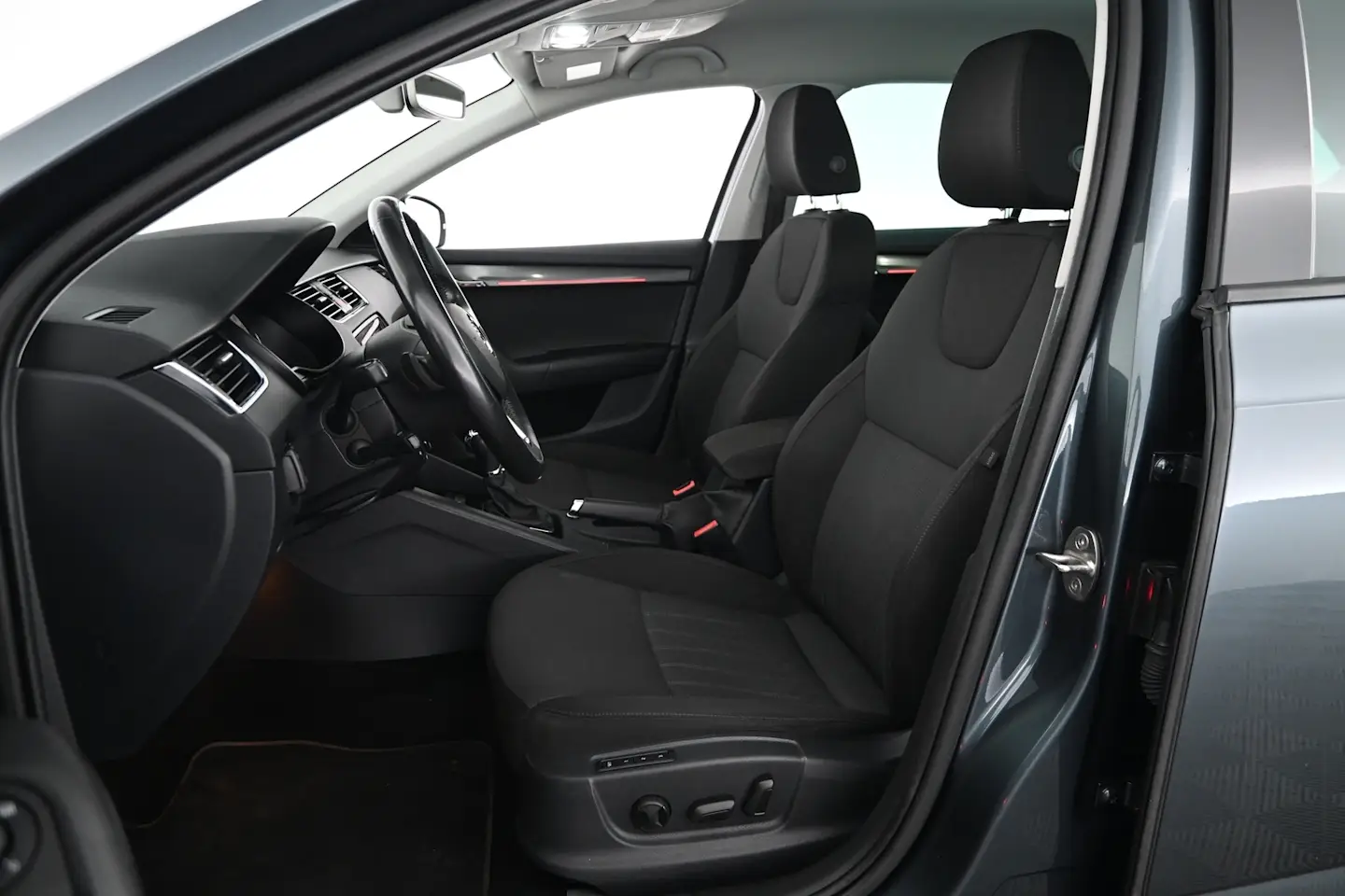 Car Image - 2w1N4dw5wkCBVg90khWsTi