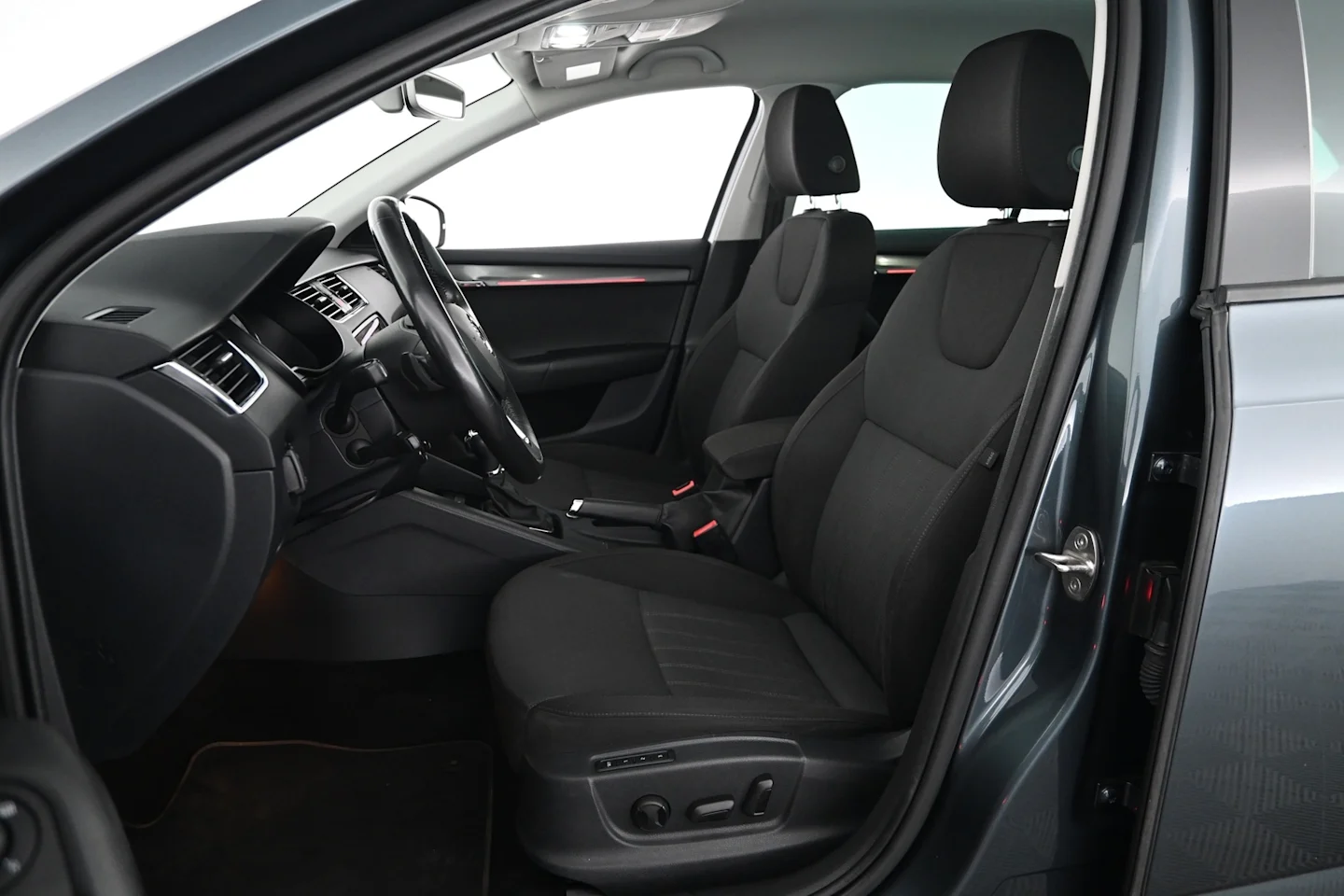 Car Image - 2w1N4dw5wkCBVg90khWsTi