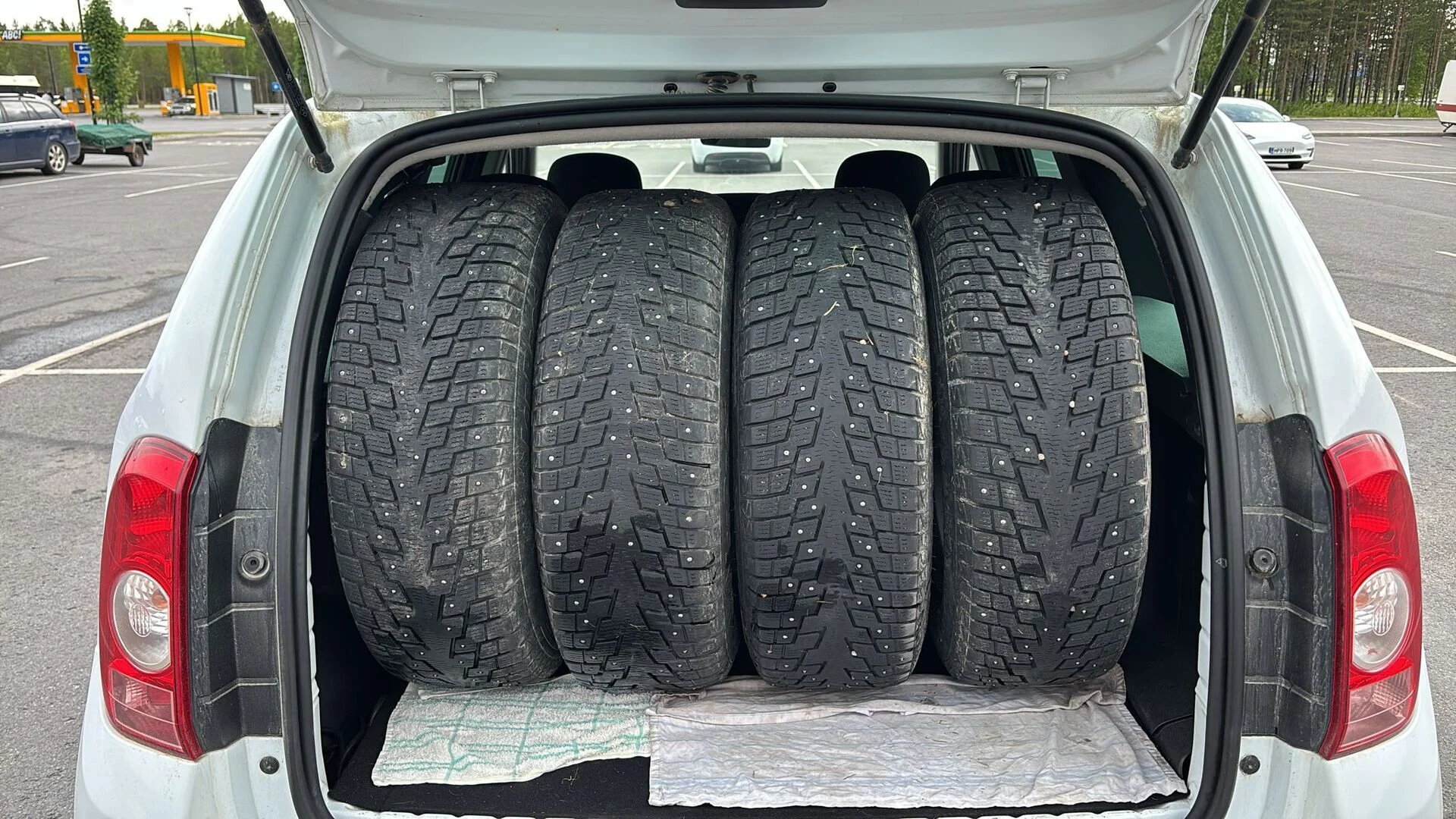 Car Image - CnXe0pq6DG8DyMIPfkCna