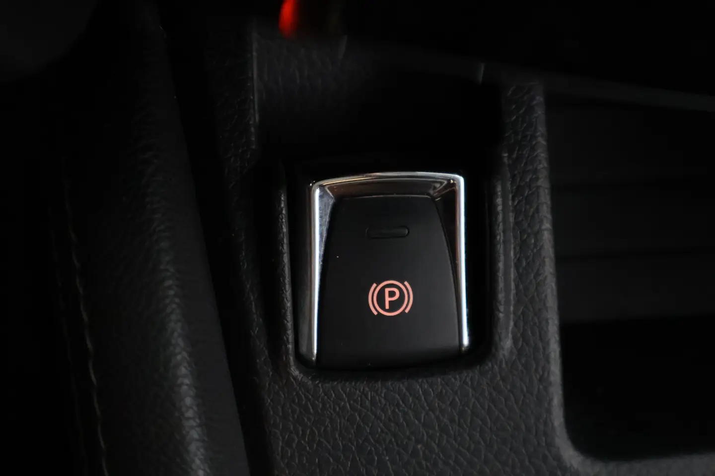 Car Image - 7l2MUxzMMZWmWiRGr6okj6