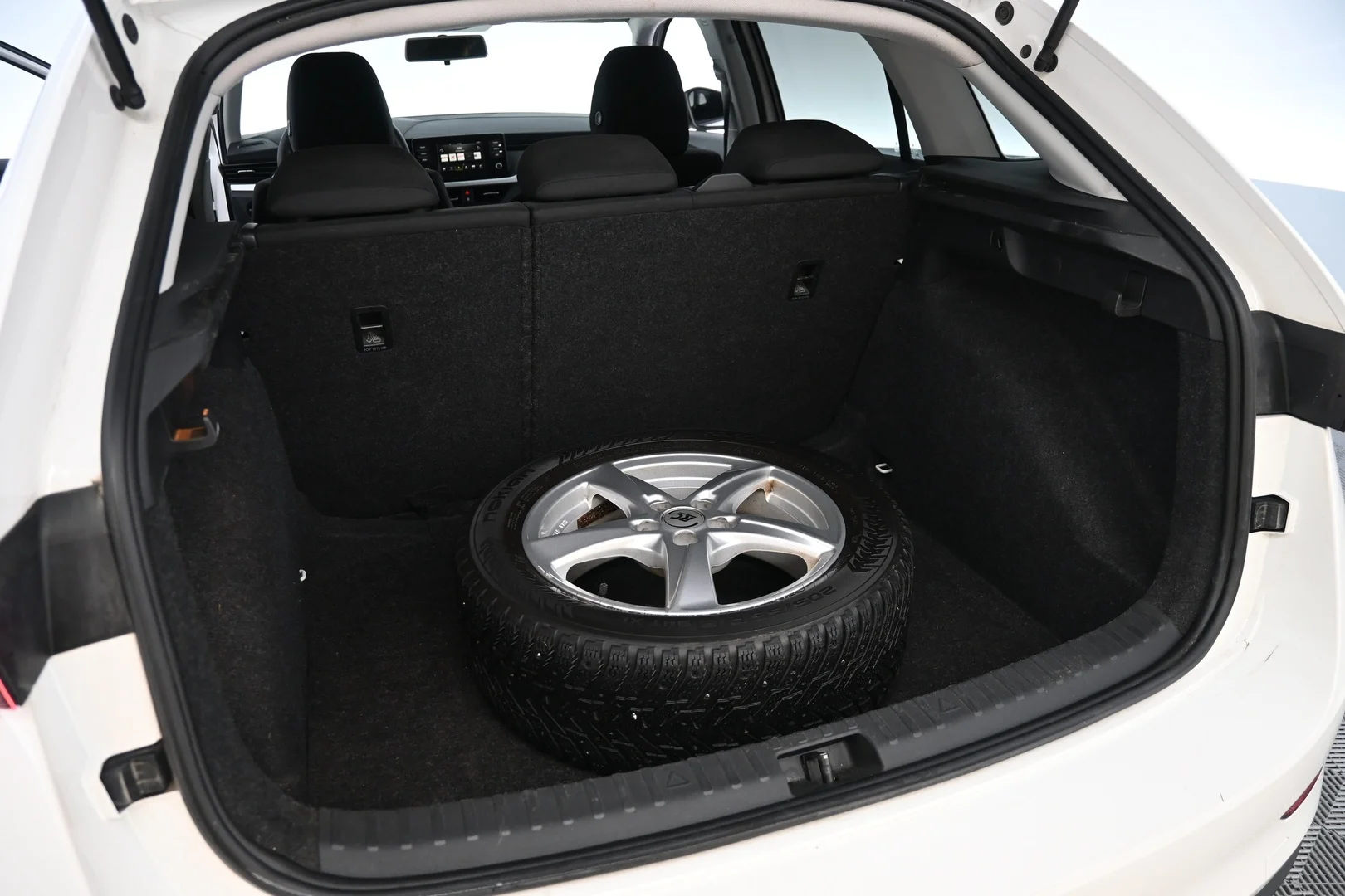 Car Image - 4KHOOK8jHrafjwUmMlBI9W