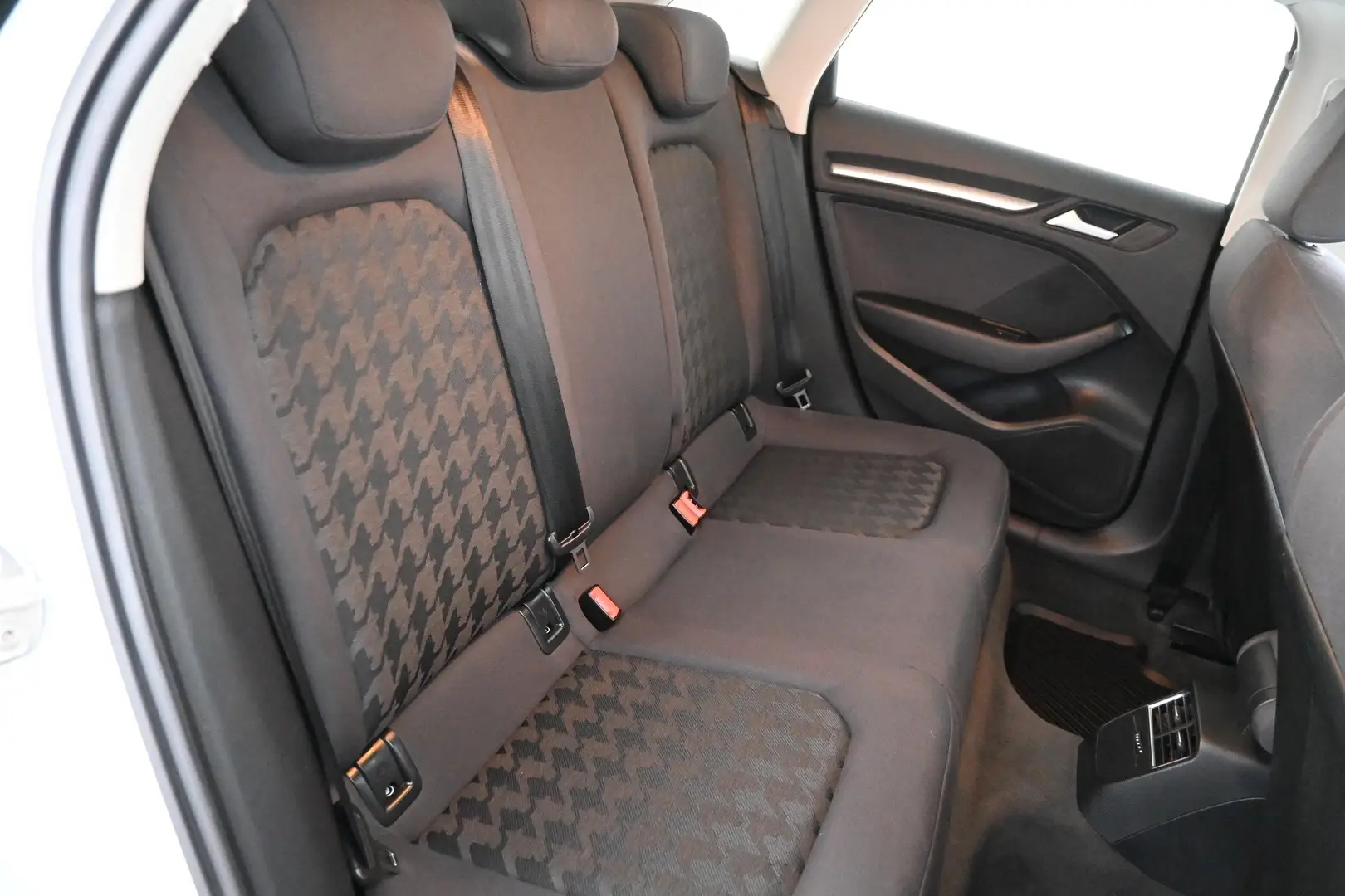 Car Image - 6pGZc9PgZEUmKgn718zlPo
