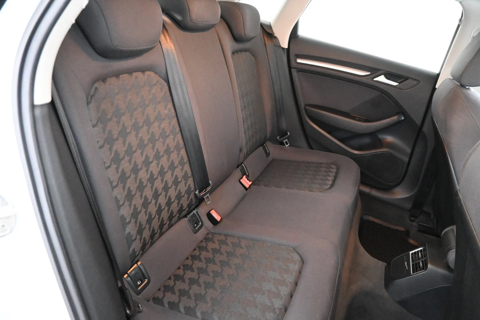 Car Image - 6pGZc9PgZEUmKgn718zlPo