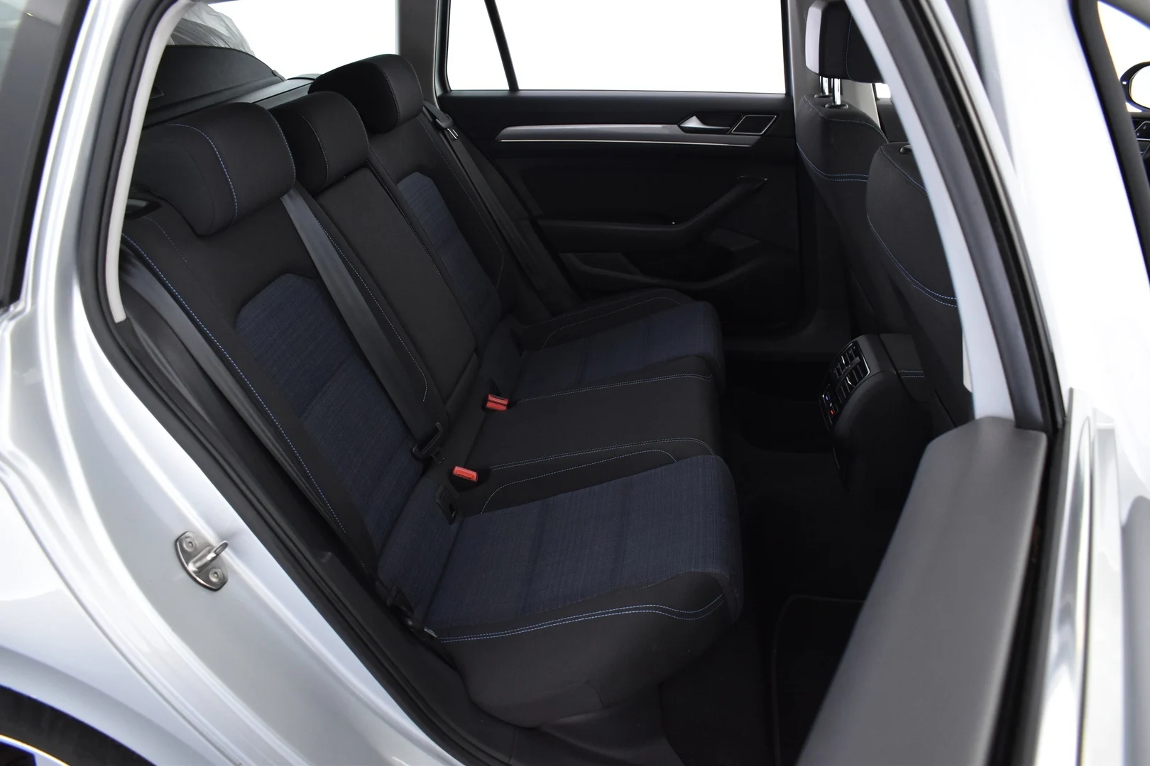 Car Image - yxrTsy2l3ulAghUxL2I4s