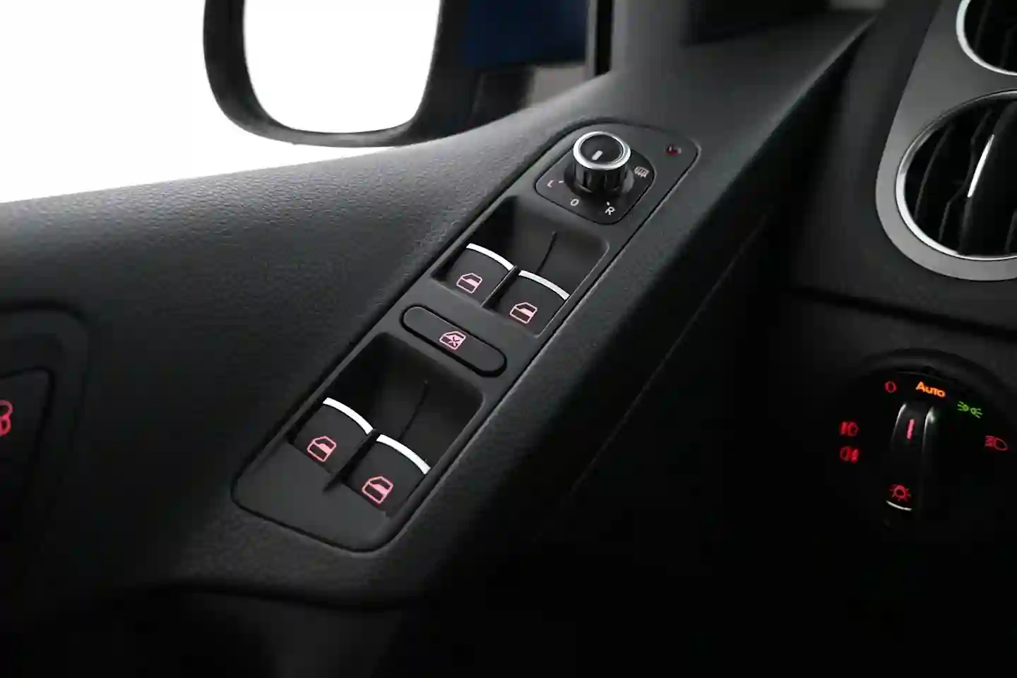 Car Image - 6TrG6ORZfoO1hi8wFGJzmf