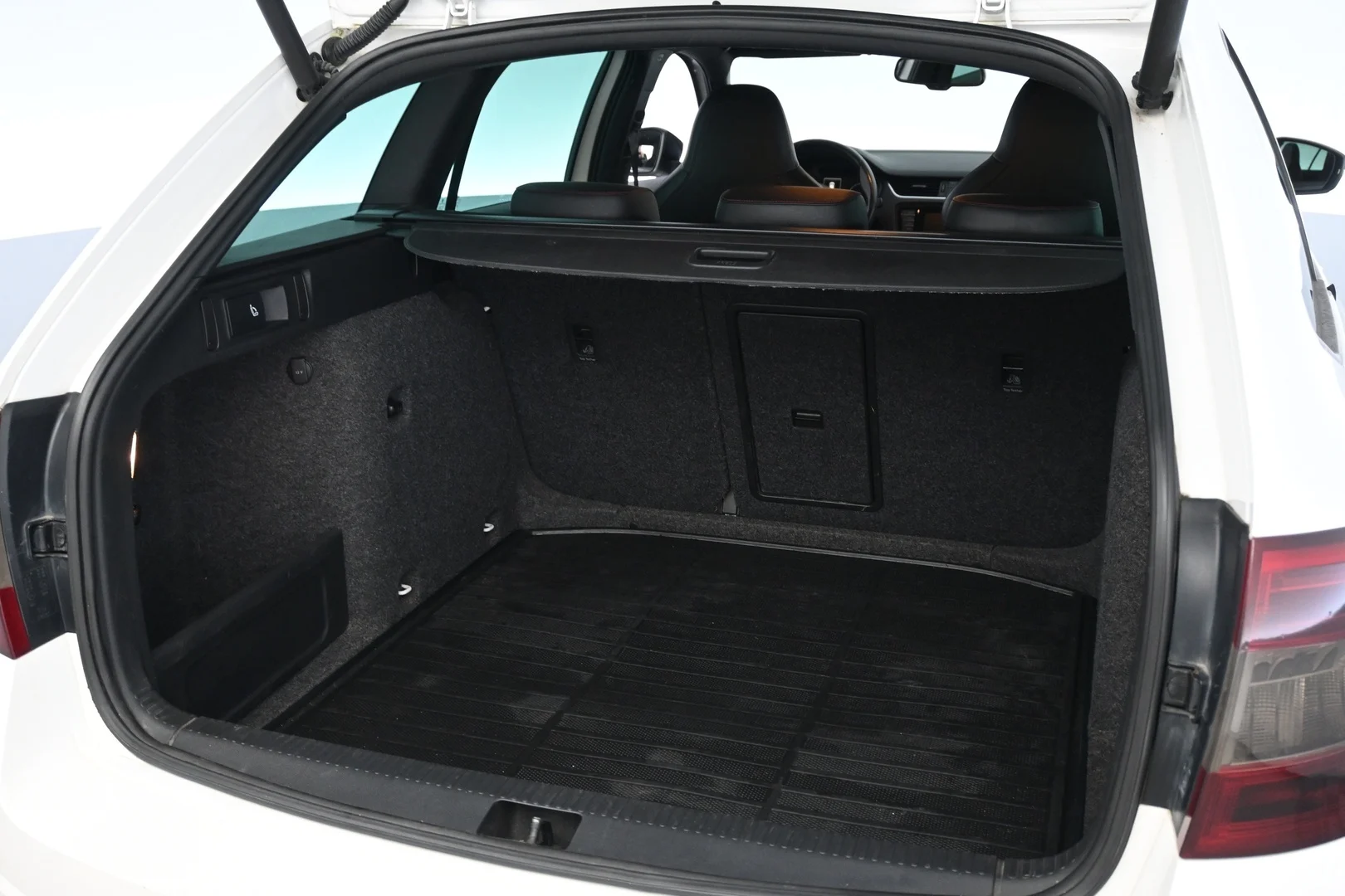 Car Image - dXYF3UzpEi1I6avoTLxot
