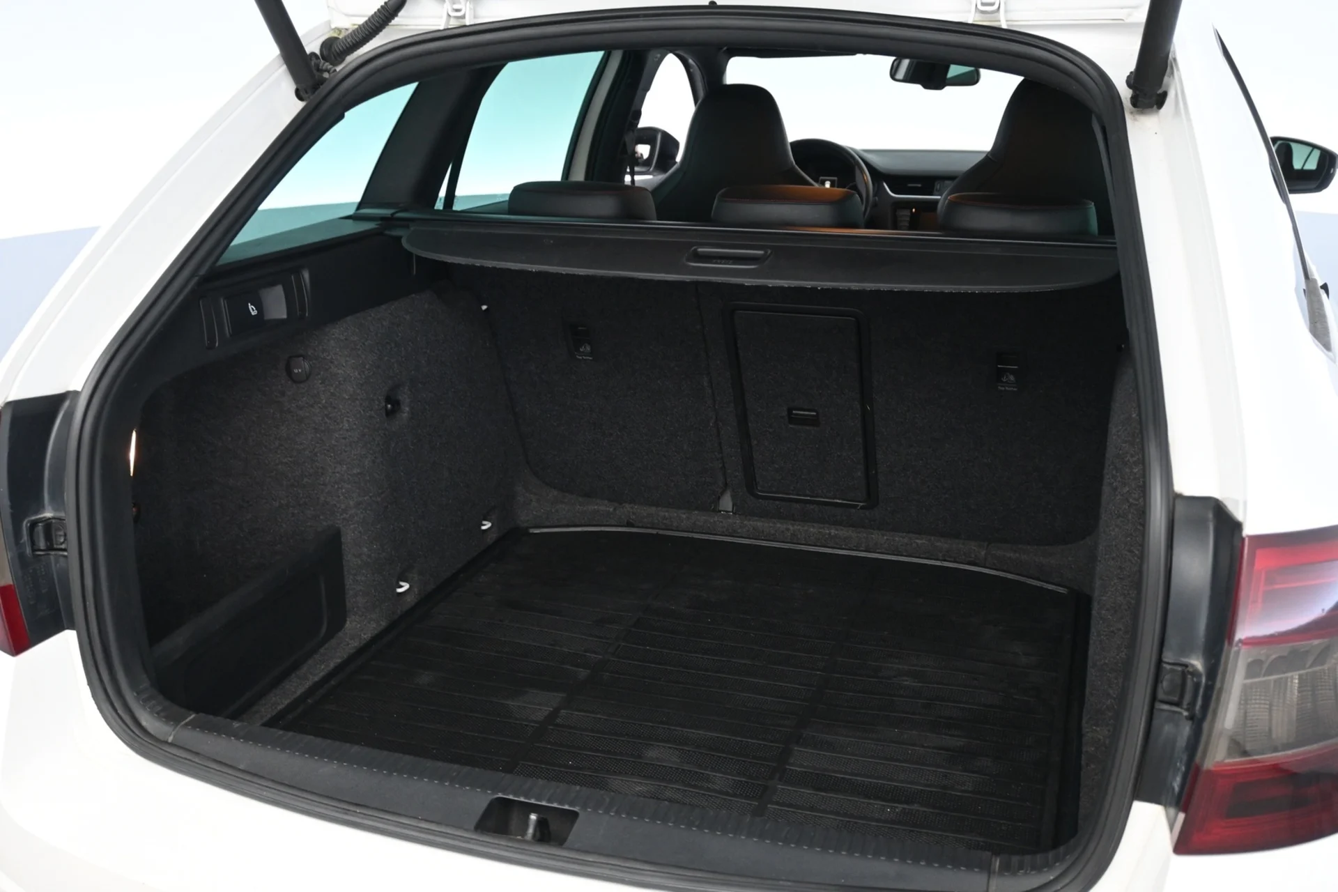 Car Image - dXYF3UzpEi1I6avoTLxot