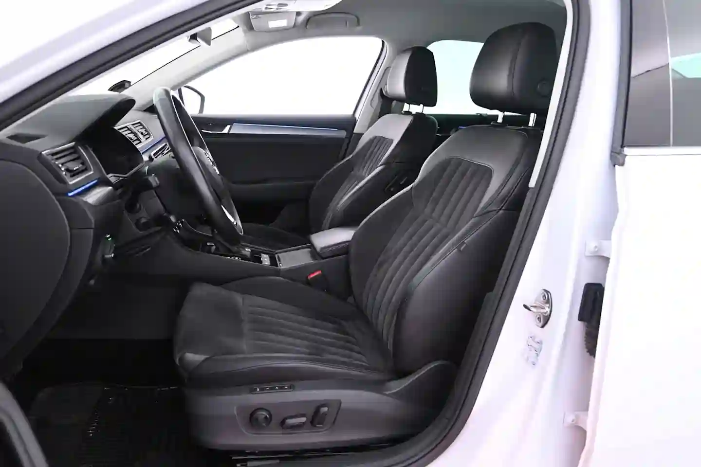 Car Image - 6ZrFRFYFGNBPKJ3rYwrZNL