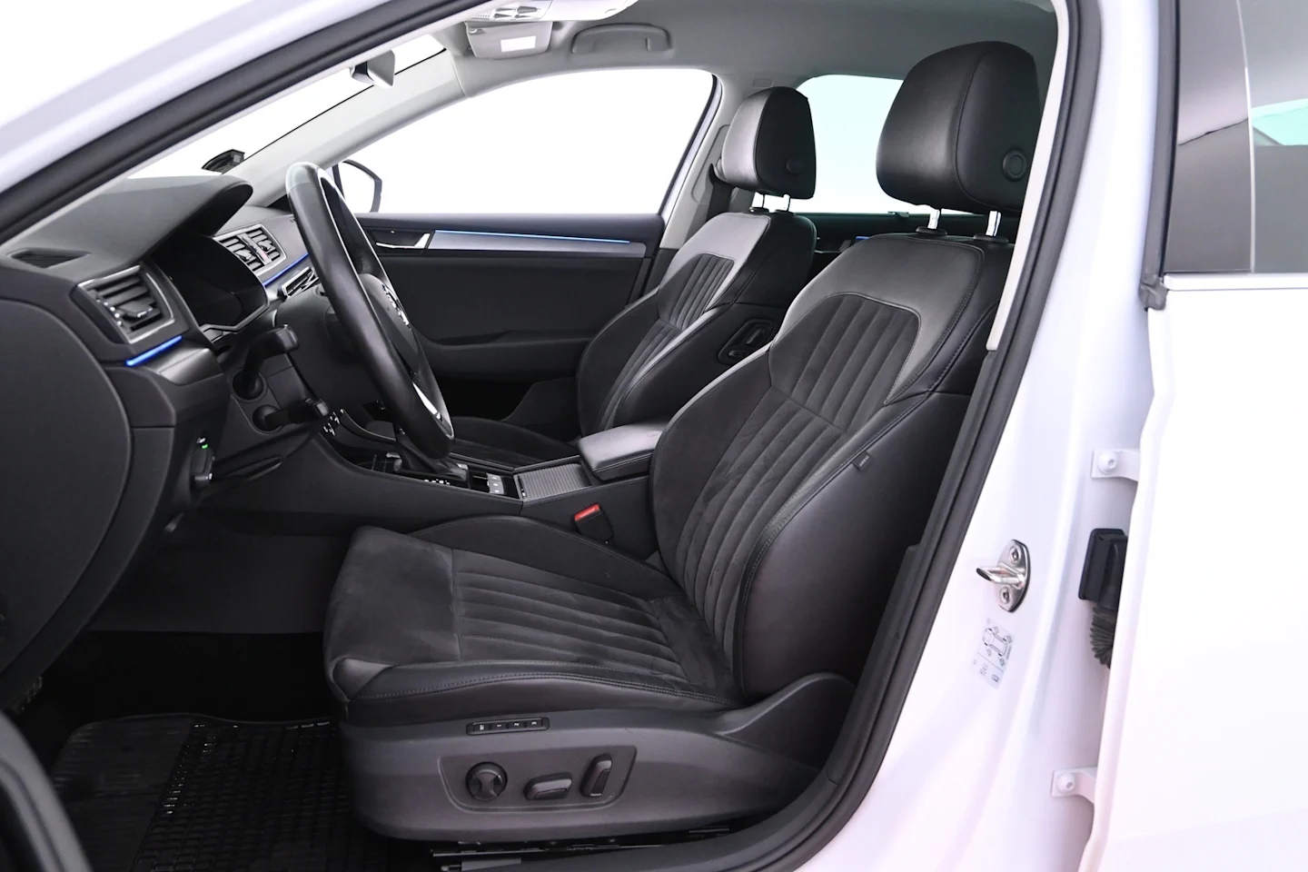 Car Image - 6ZrFRFYFGNBPKJ3rYwrZNL