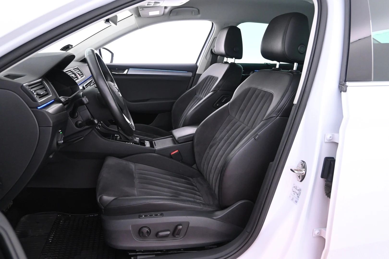 Car Image - 6ZrFRFYFGNBPKJ3rYwrZNL