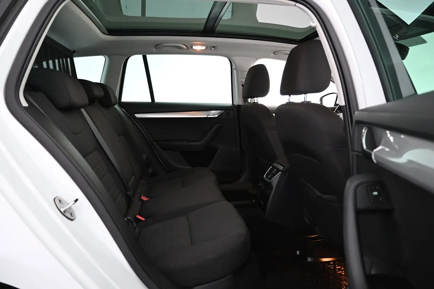 Car Image - 592UTpUE5tDpIW7m4zsieB