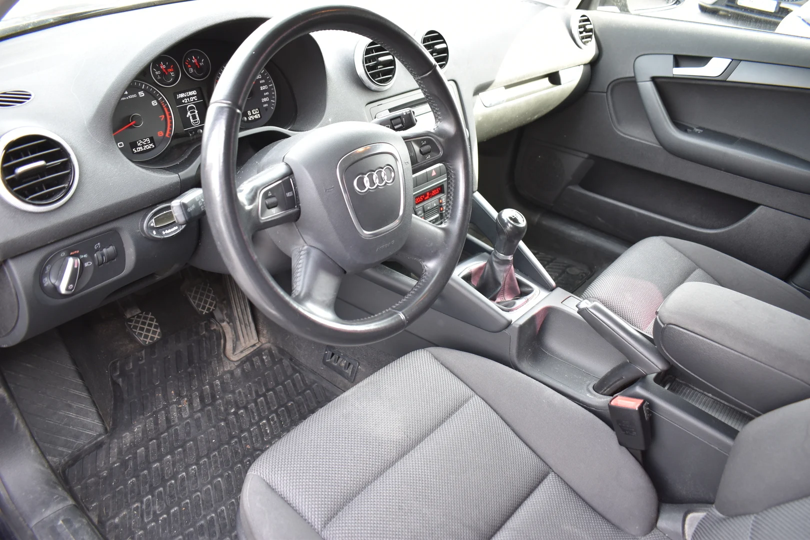 Car Image - SNfa26pDwNm3nUwU1TqpR