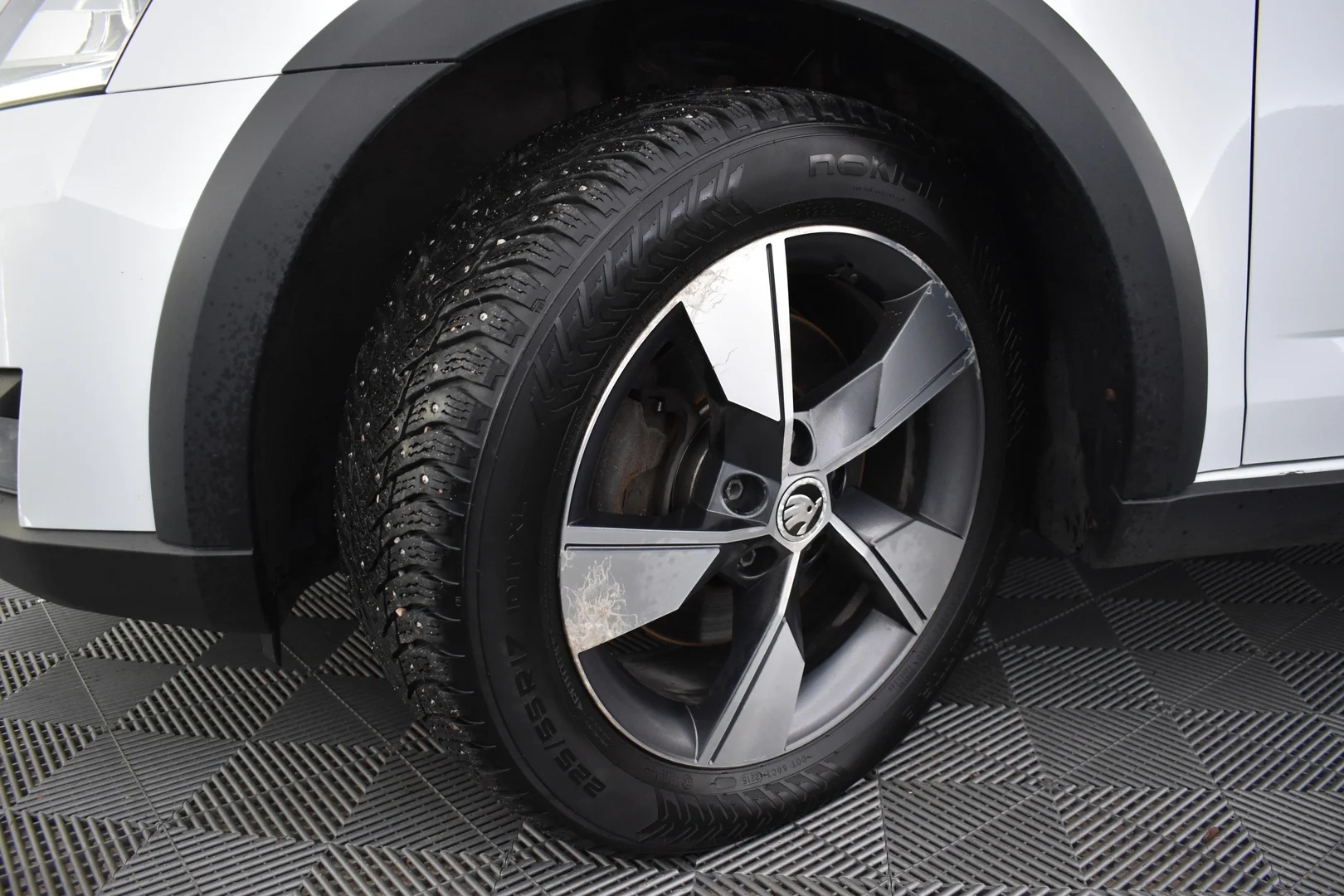 Car Image - Cg4hjLh6uk8RLAhDl5QJV