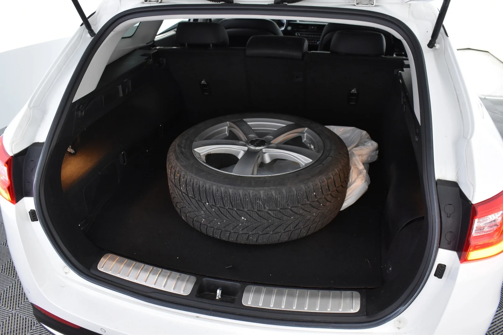 Car Image - 4ucALOrXML6I5lfY6ixLIS