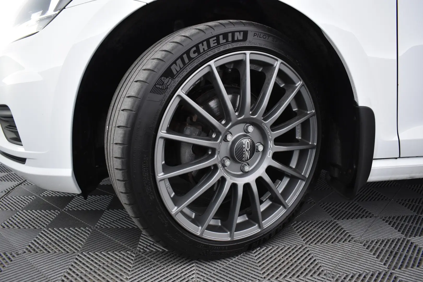 Car Image - 6mYDKD5XtfdO3aaplZ6YRO