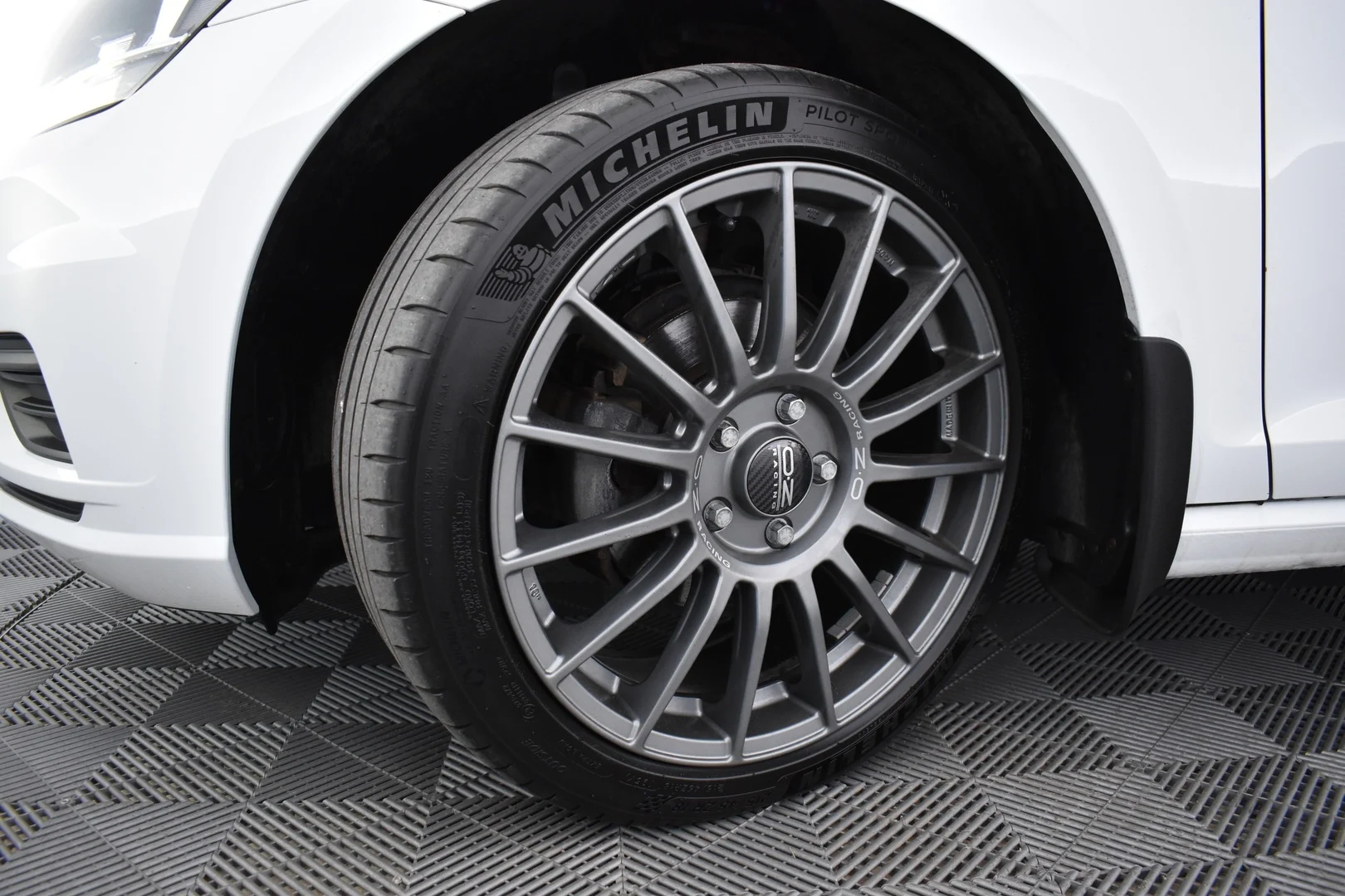 Car Image - 6mYDKD5XtfdO3aaplZ6YRO