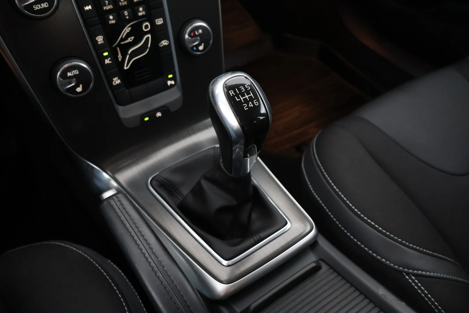 Car Image - 76No27FeUSq4m57u6d8llG