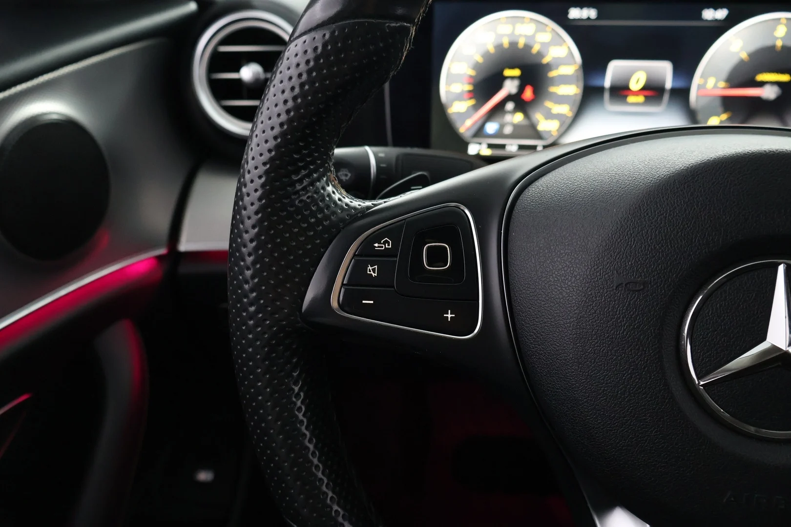 Car Image - 929ekBxqFLzH3sSUgLc3V