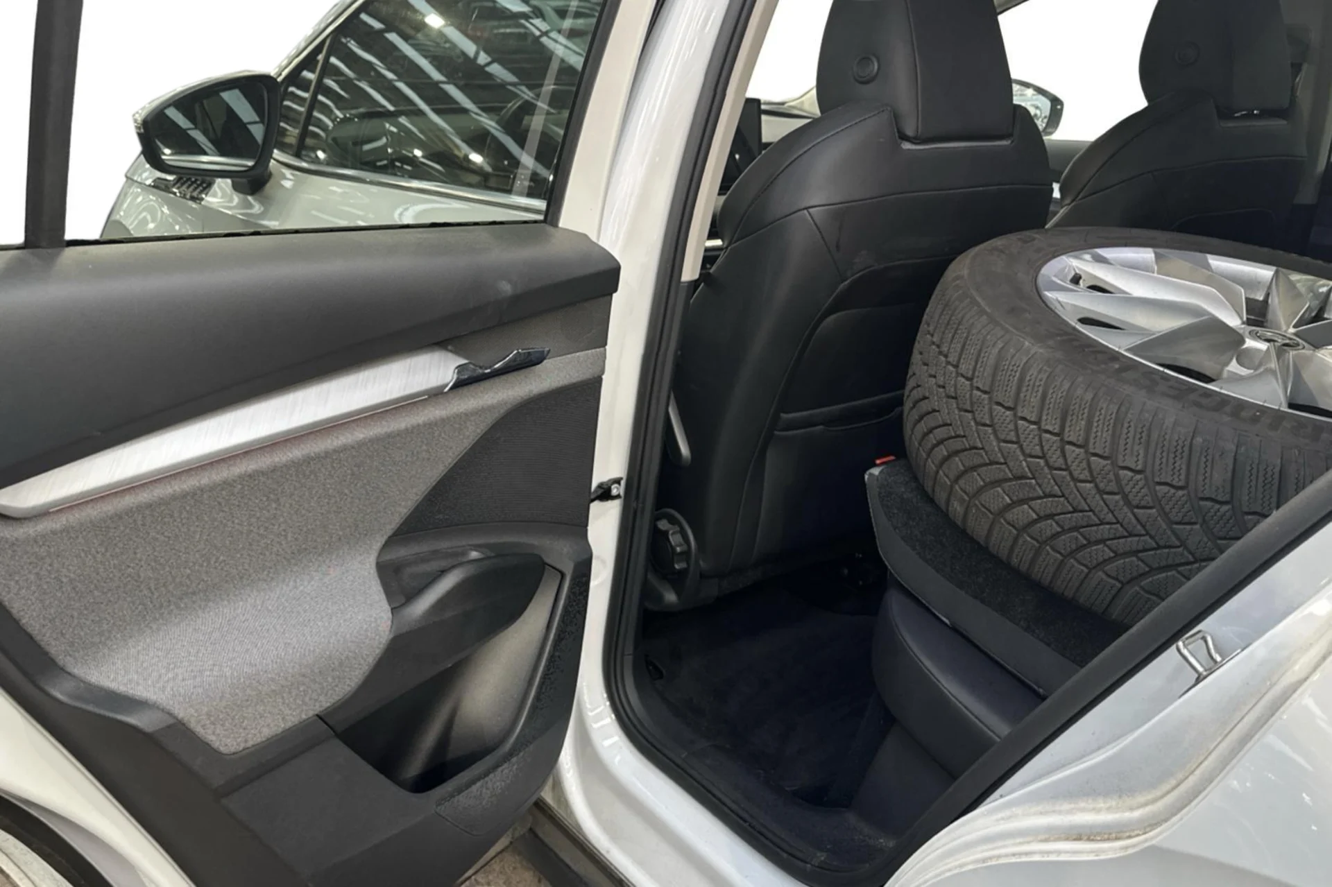 Car Image - 1mvqY4mQ8k3WM5CXkCrJpg