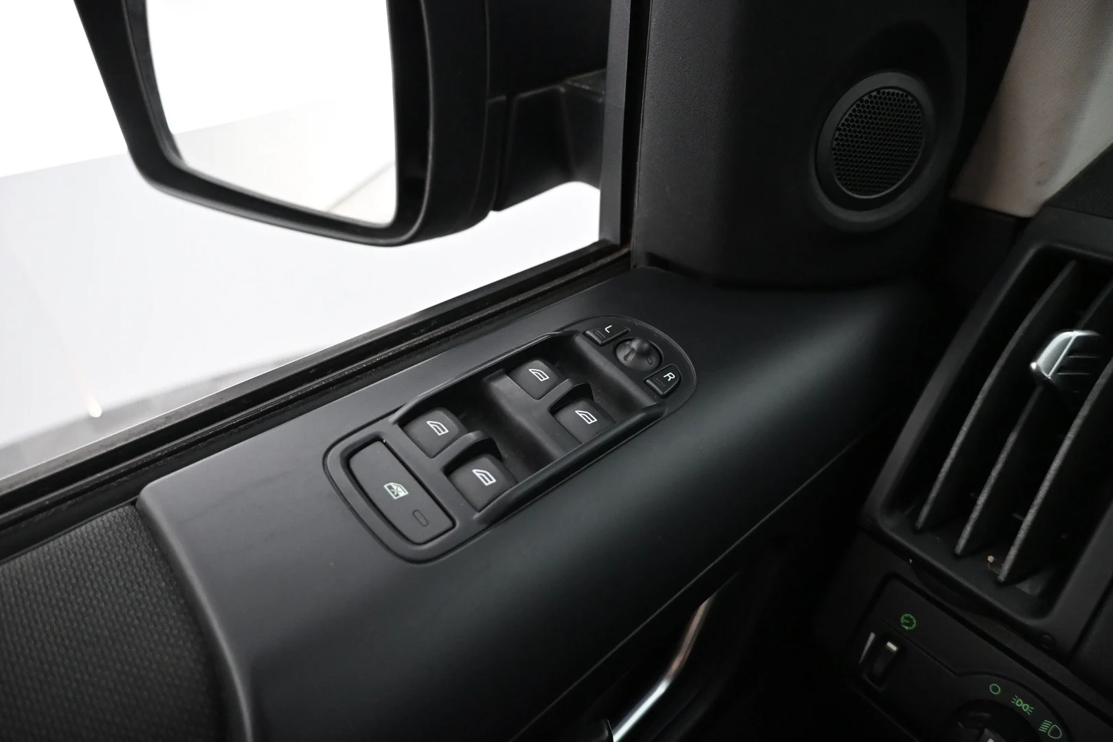 Car Image - y8b19UBveZa5VhH1bl4DX