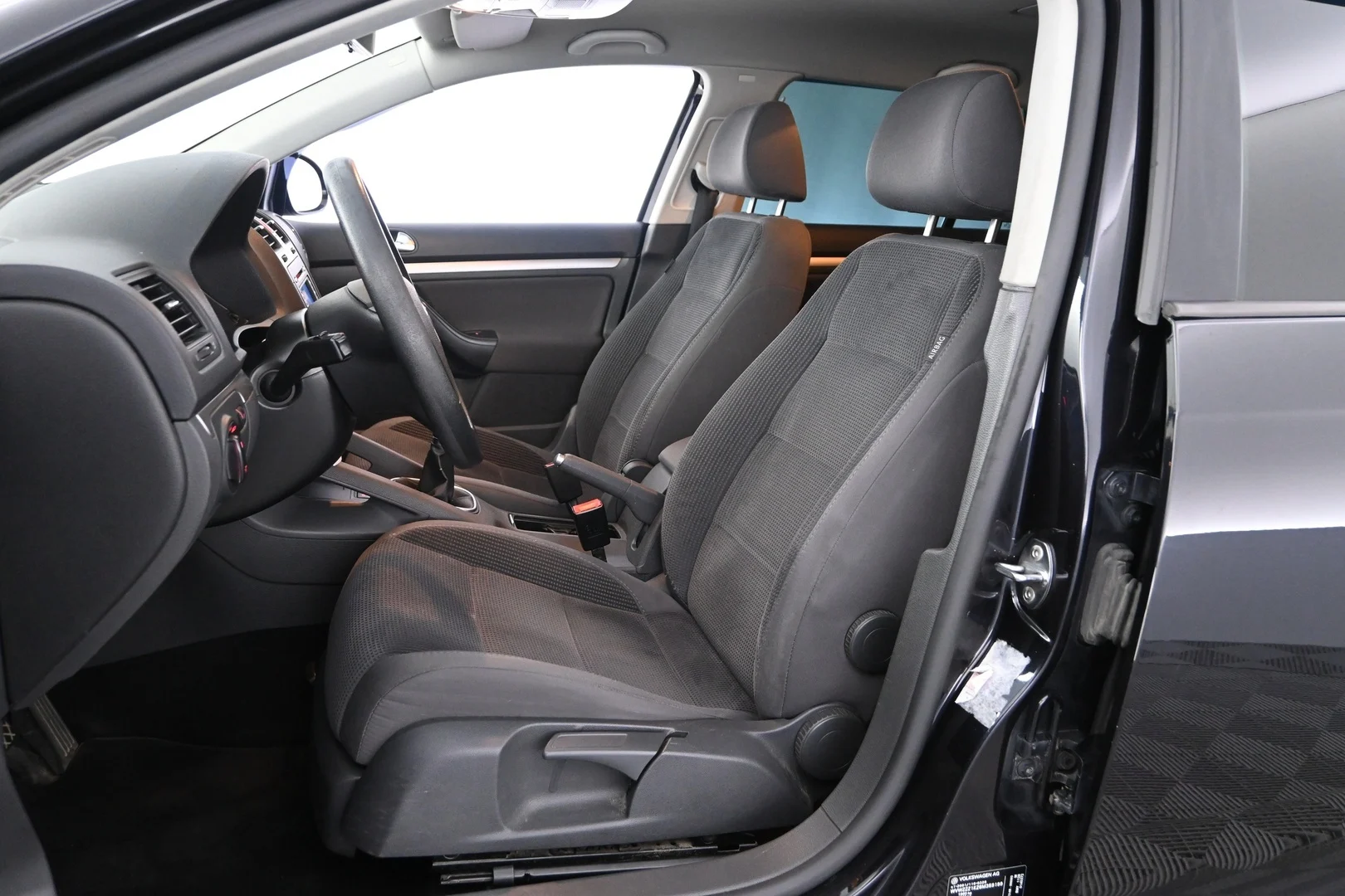 Car Image - iBewmbuWELdOikXTyJPPW