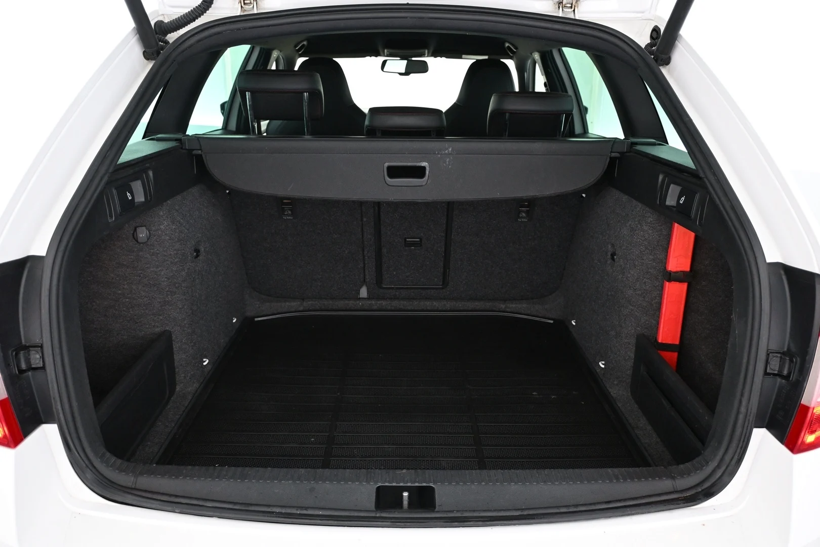 Car Image - A19UcqlAcV44igIqJ5sZL
