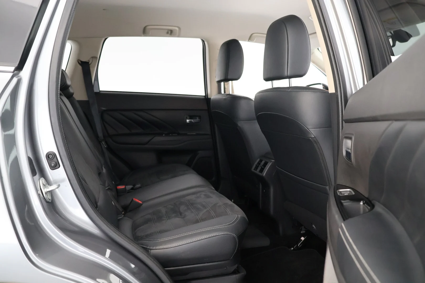 Car Image - 1IEOJLgWBRH12FKlw762pb