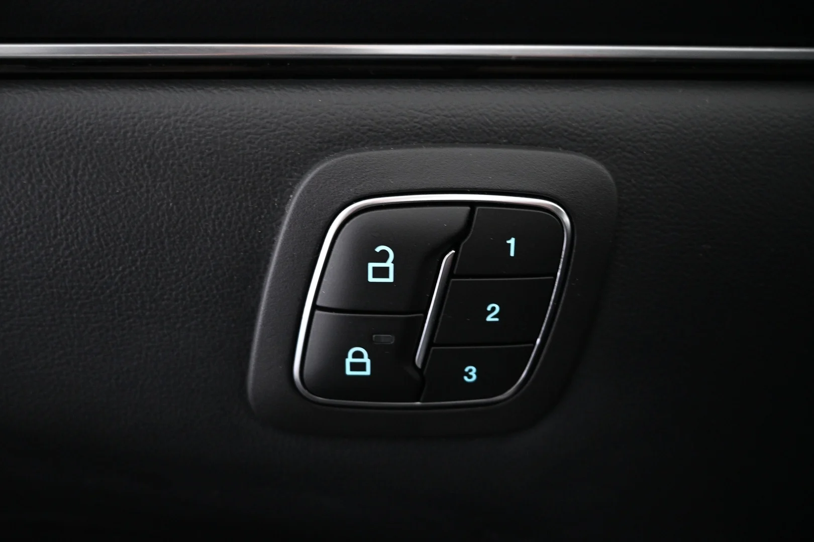 Car Image - 5PbwcrcFGJYB8HZouxb8PT