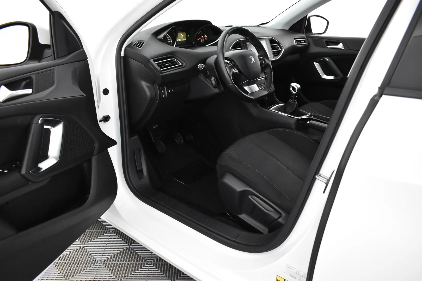 Car Image - a5h7ywSxdatalsM82Jl9p