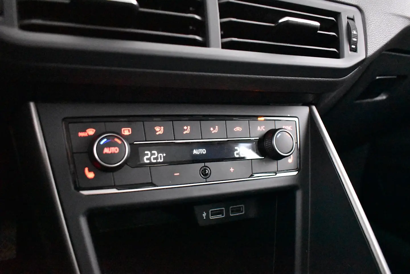 Car Image - 1DqnmwK8MGTcAcyyDYC6u1