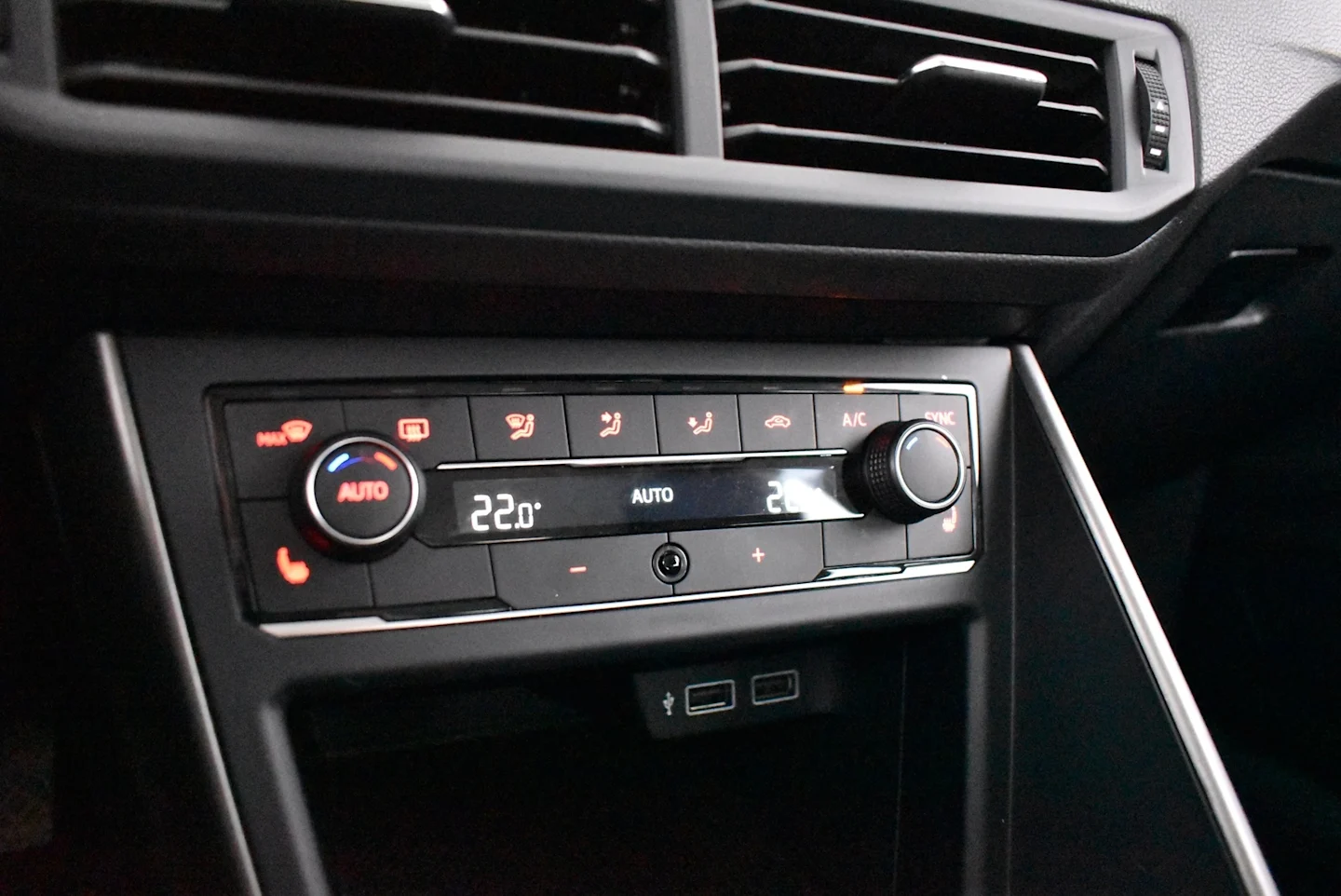 Car Image - 1DqnmwK8MGTcAcyyDYC6u1
