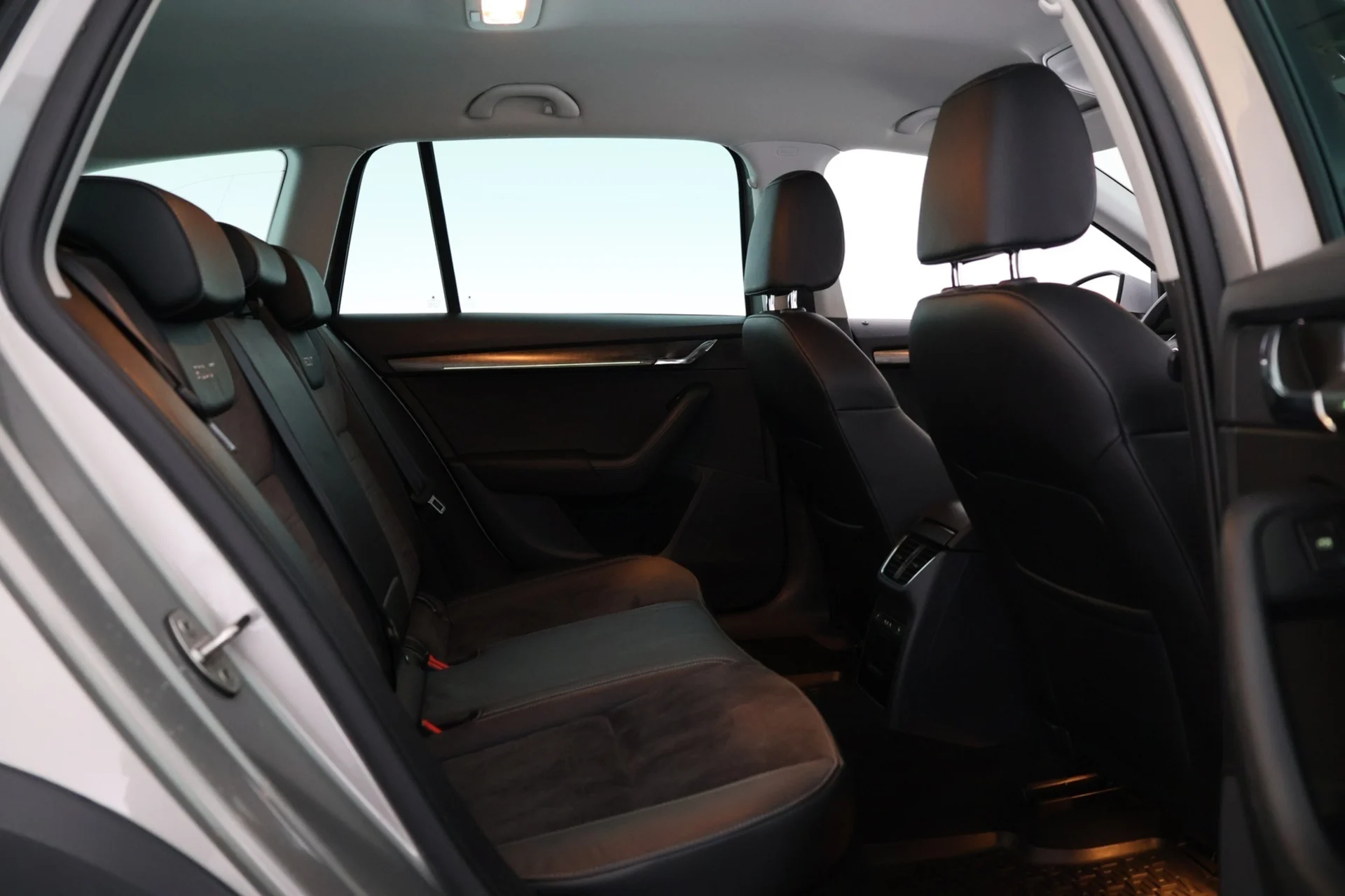Car Image - 7CGKYQNBXws772w2aOPKKd