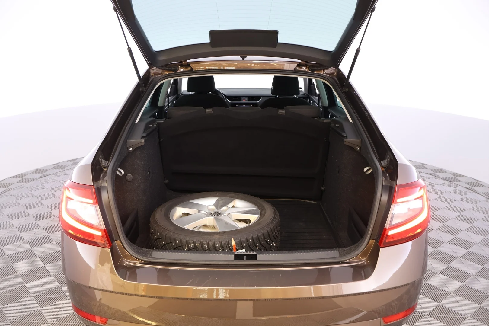 Car Image - 3wrO0wDRWv4ysyW56UTIvJ