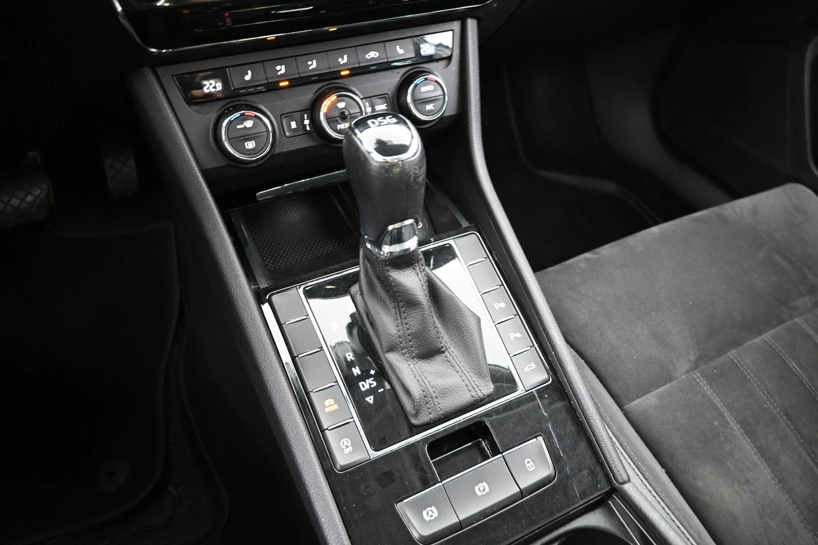 Car Image - 5j9uRxQ9IPiWzGhajdBg4W