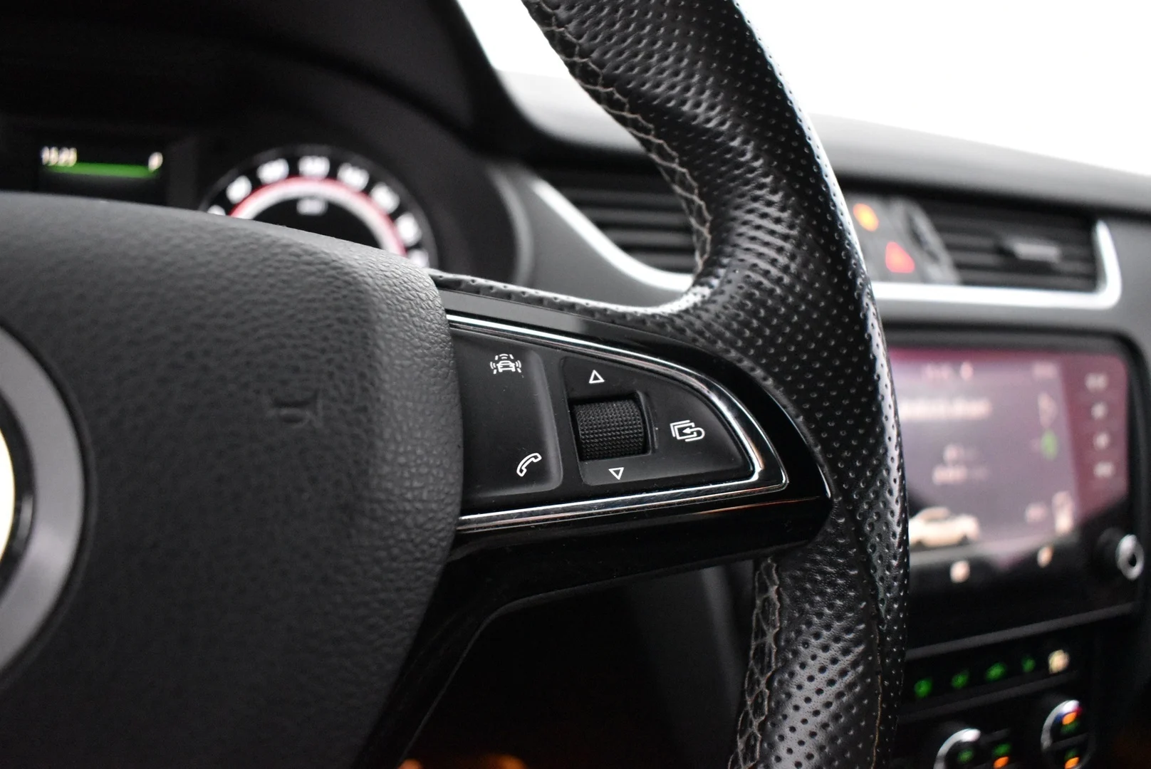 Car Image - ItE7tF32CNFd8XcG3qJ0F