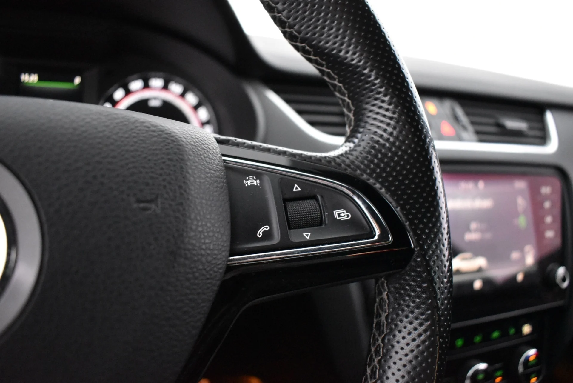 Car Image - ItE7tF32CNFd8XcG3qJ0F