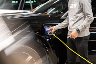 Sähköauton lataaminen kotona vs. julkisilla latausasemilla