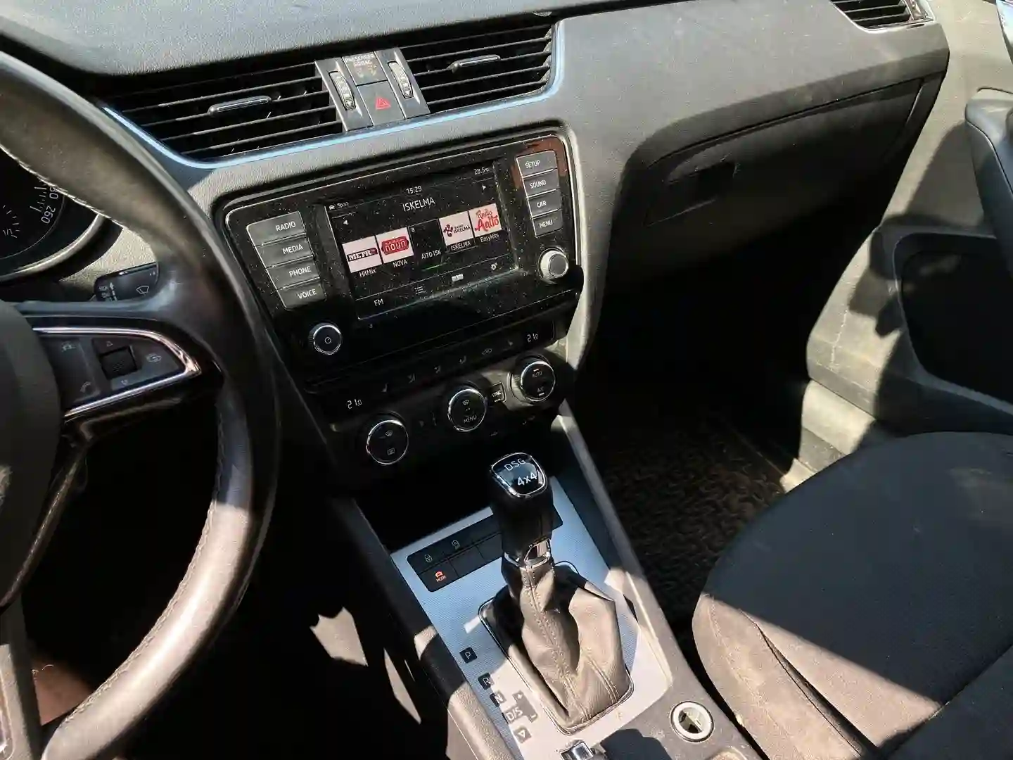 Car Image - 72SFiUHqw3k0LLy9IqUhzn