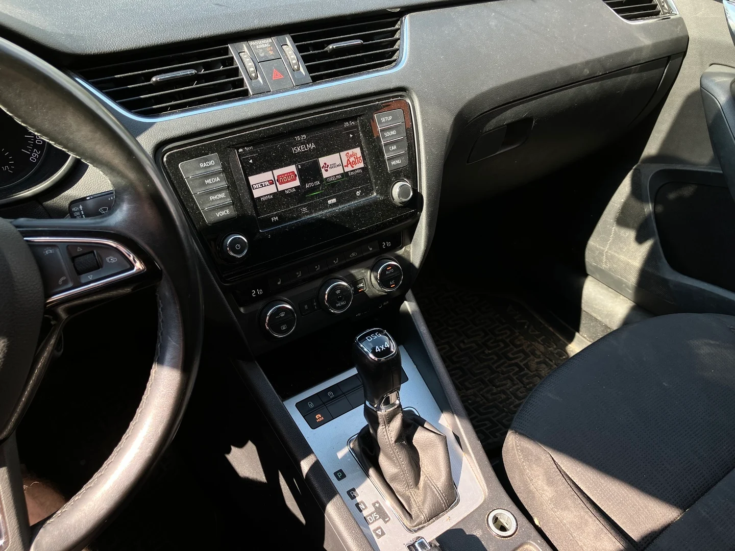 Car Image - 72SFiUHqw3k0LLy9IqUhzn