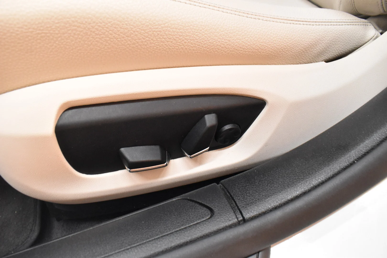 Car Image - 5I69qVt0EjUyJxTT4jmH6w