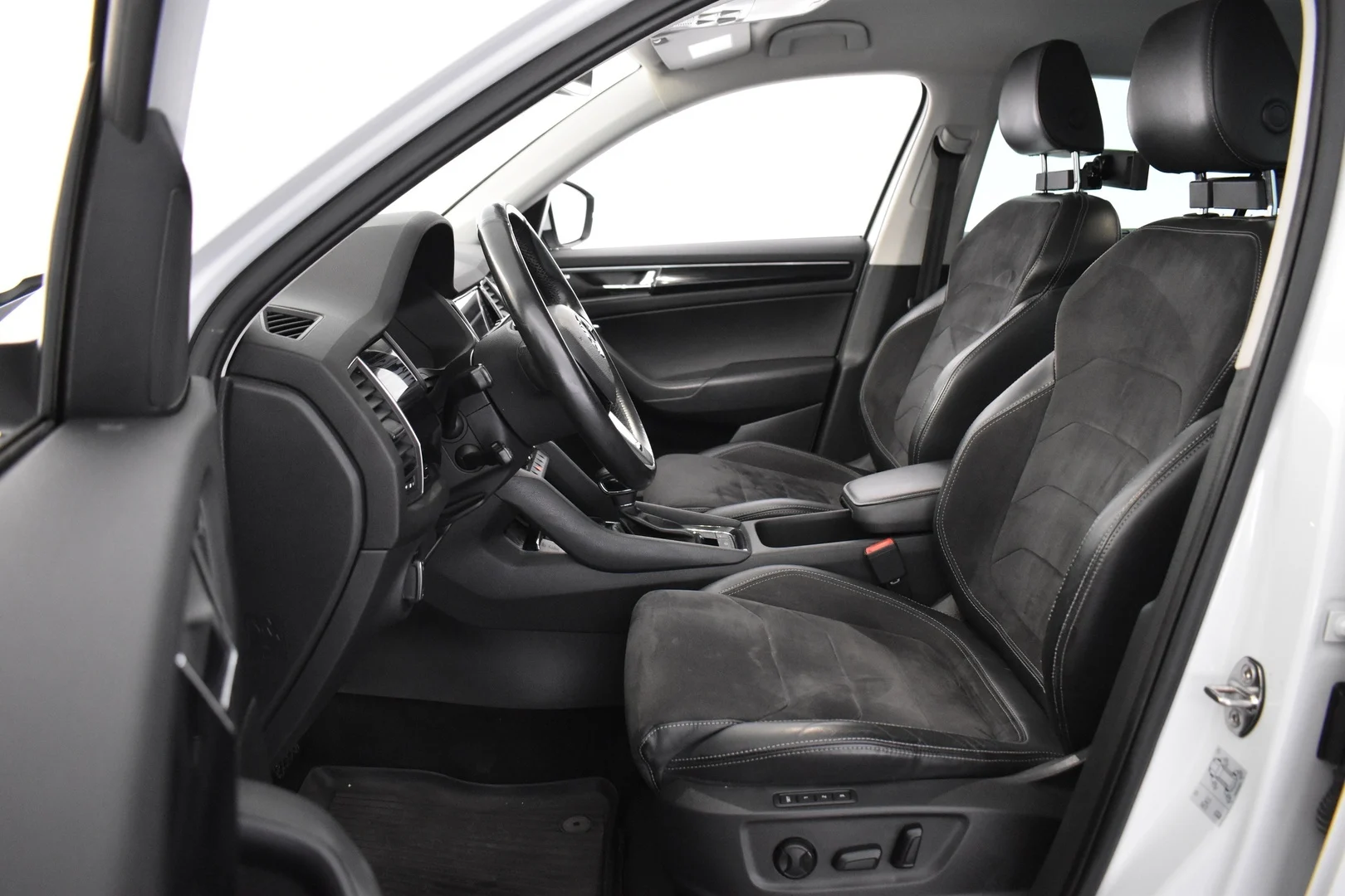 Car Image - 5hLoFwjJbZWoS6aWXnRJw1